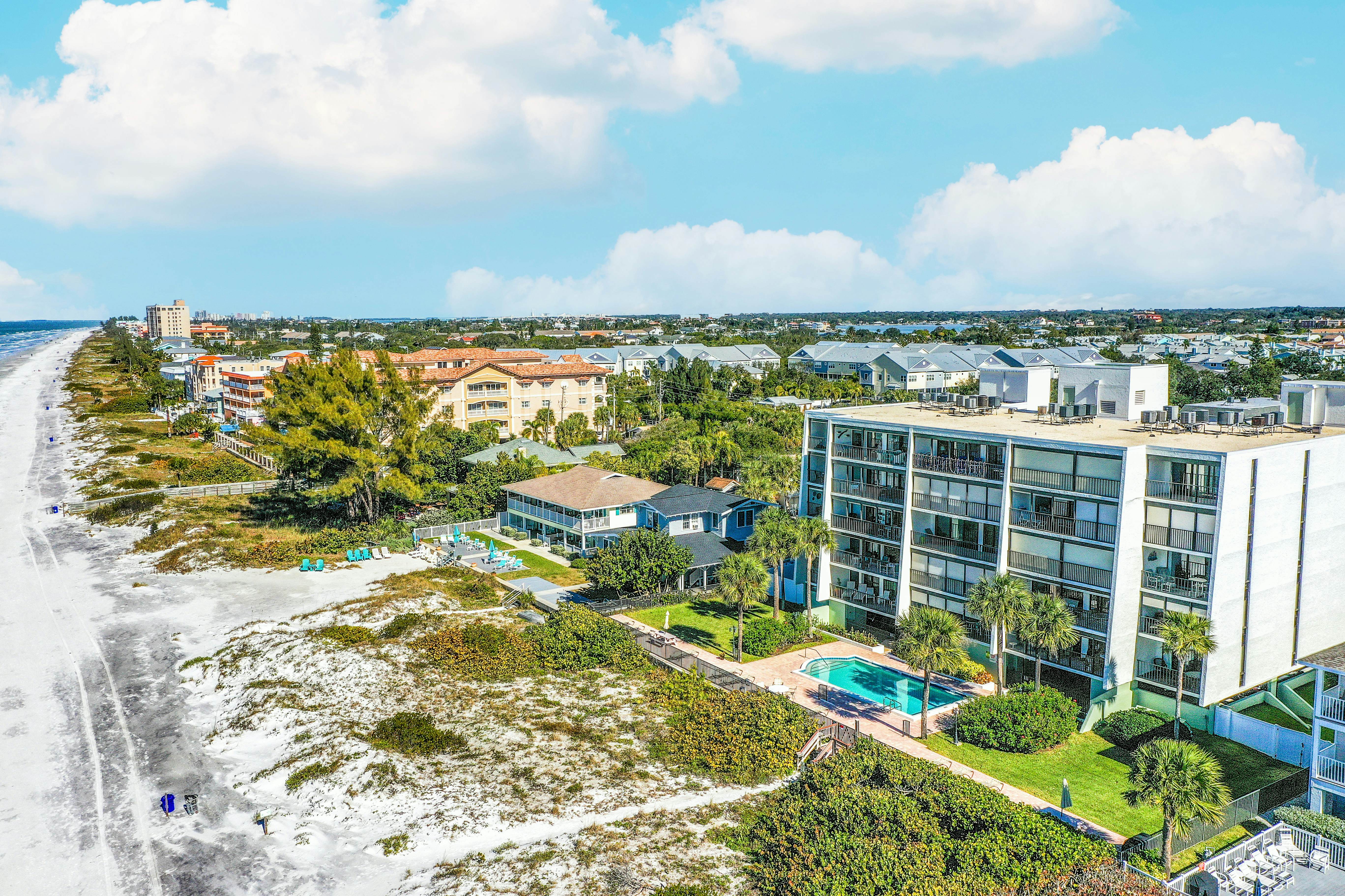 Beachside Haven w/Private Balcony/Free WiFi/Washer/Dryer/Shared Pool/Central AC