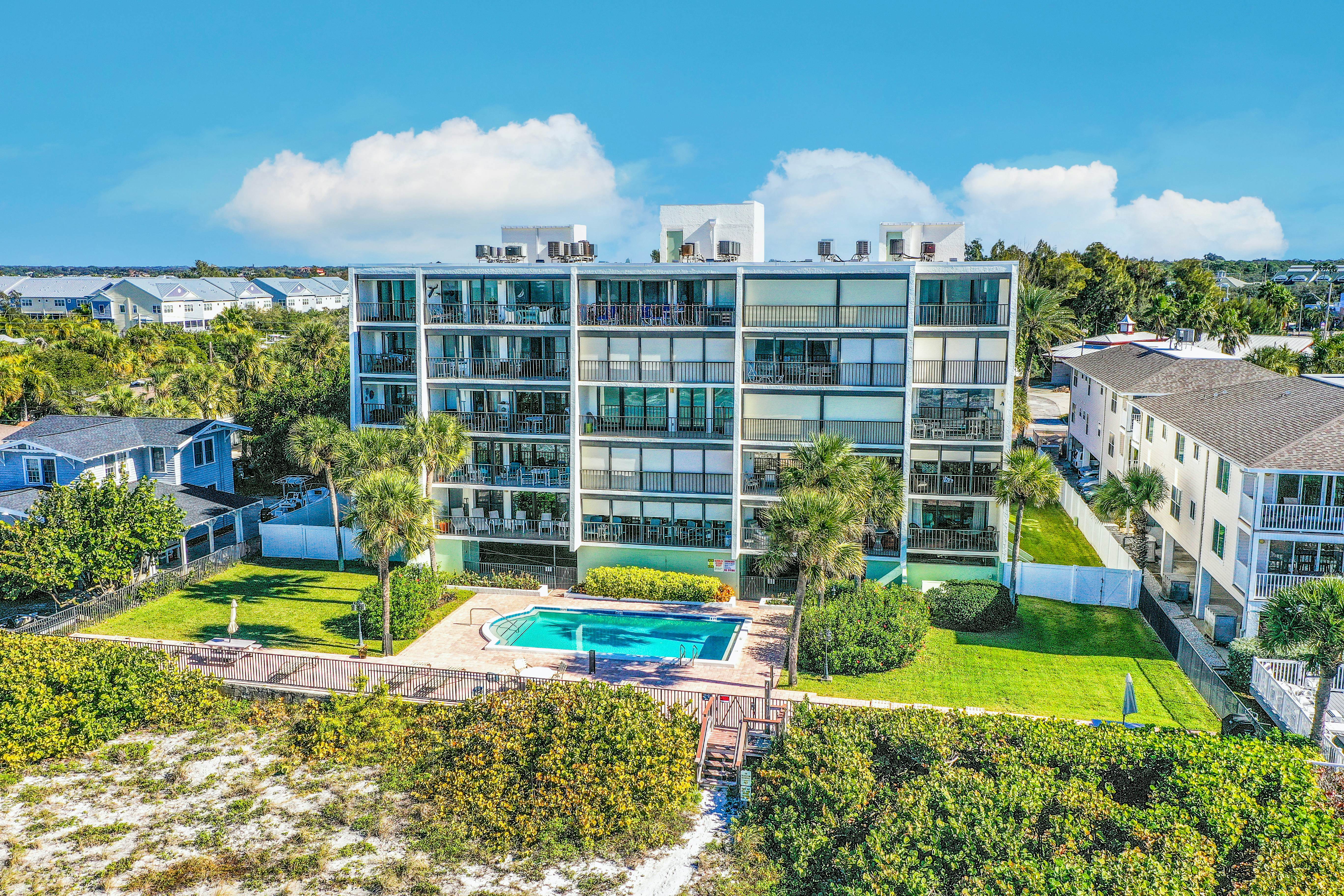 Beachside Haven w/Private Balcony/Free WiFi/Washer/Dryer/Shared Pool/Central AC