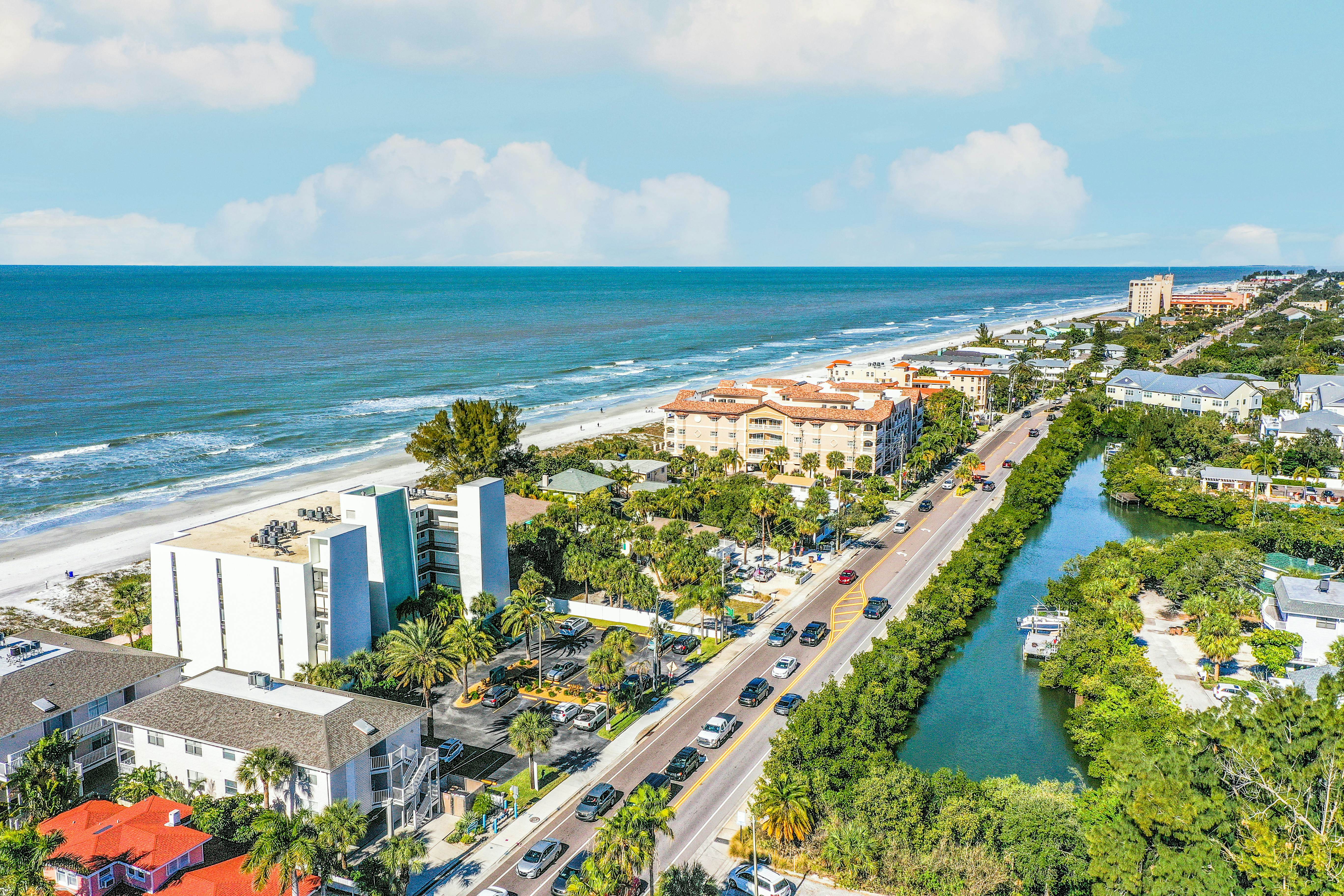 Beachside Haven w/Private Balcony/Free WiFi/Washer/Dryer/Shared Pool/Central AC