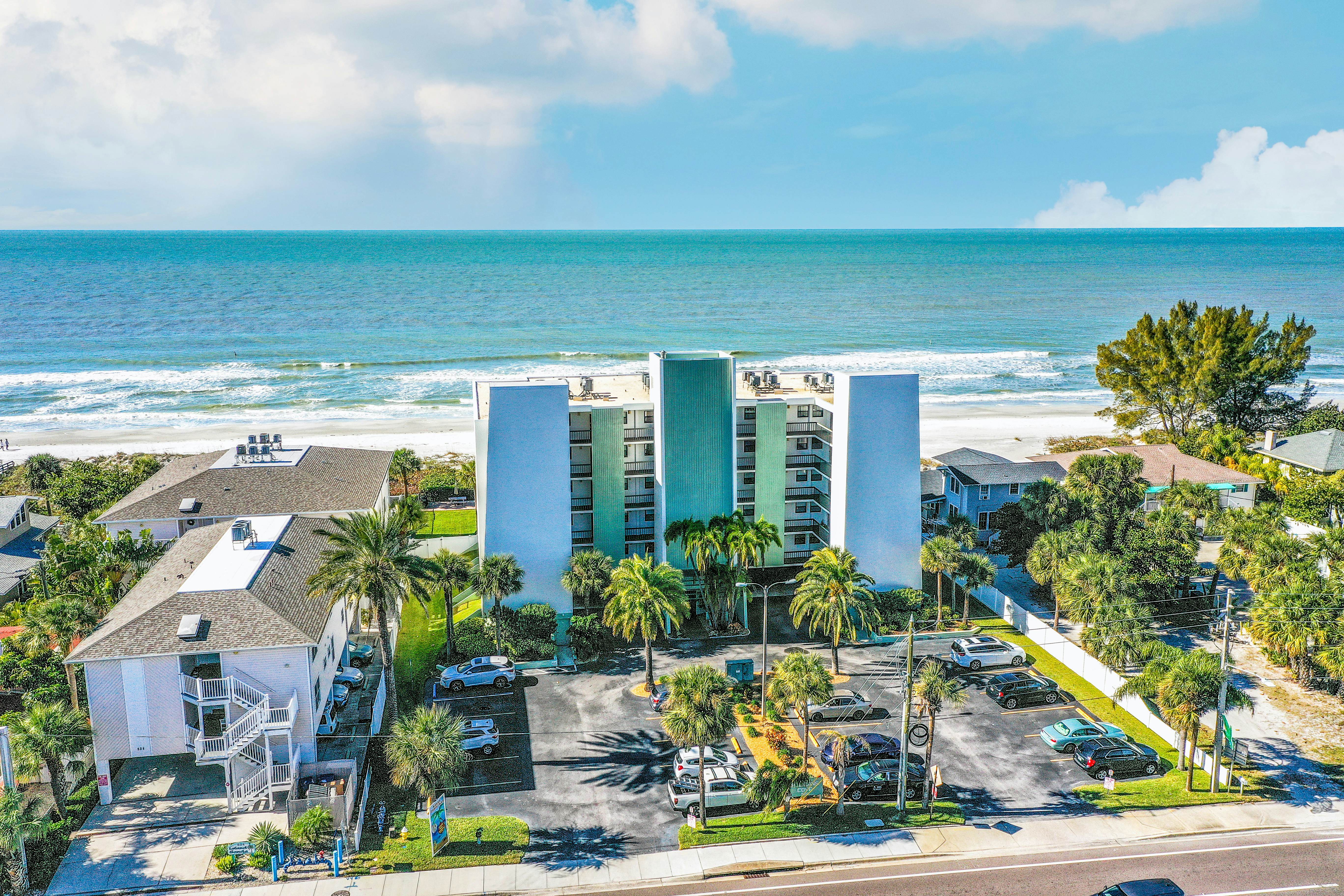 Beachside Haven w/Private Balcony/Free WiFi/Washer/Dryer/Shared Pool/Central AC