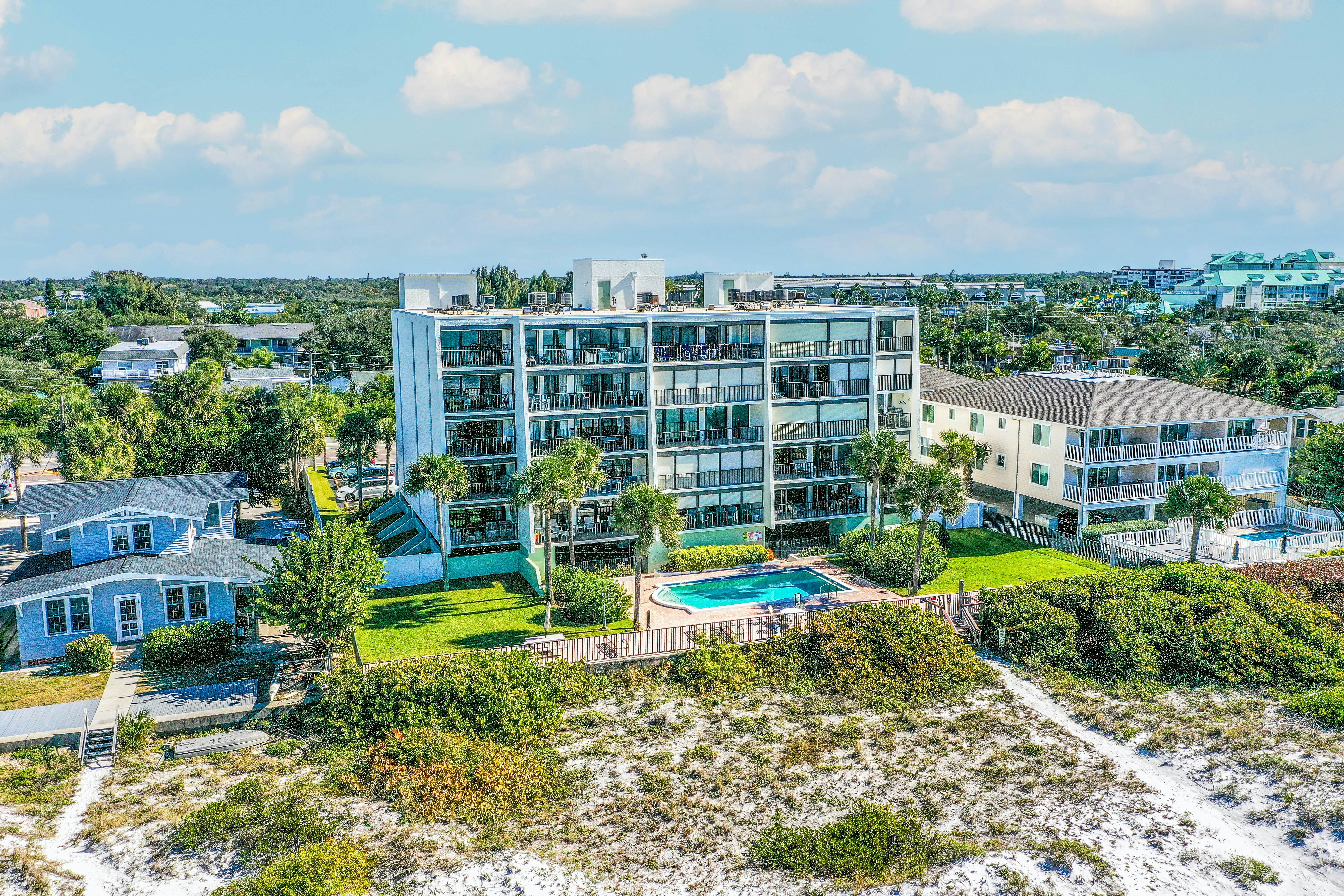 Beachside Haven w/Private Balcony/Free WiFi/Washer/Dryer/Shared Pool/Central AC