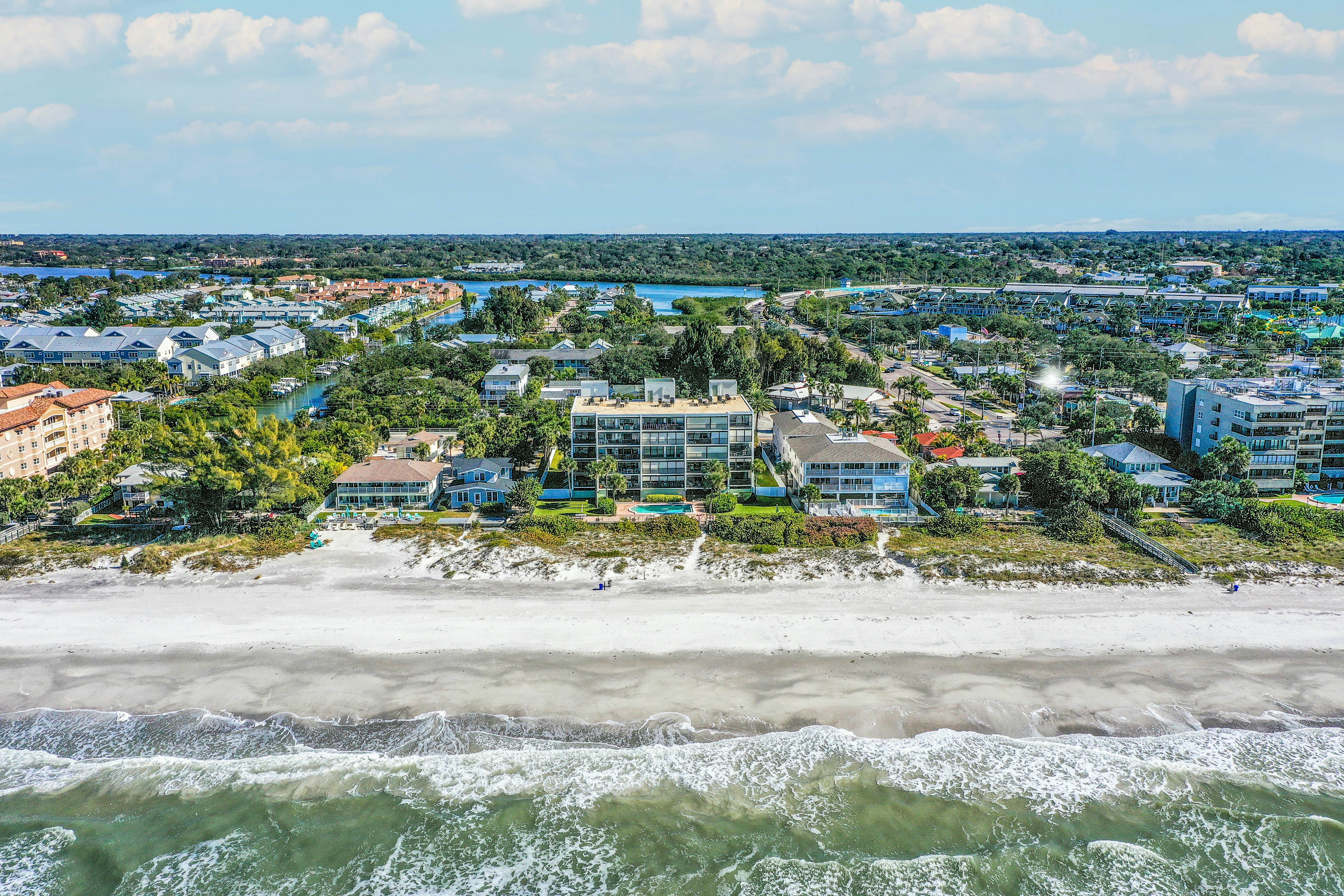 Beachside Haven w/Private Balcony/Free WiFi/Washer/Dryer/Shared Pool/Central AC