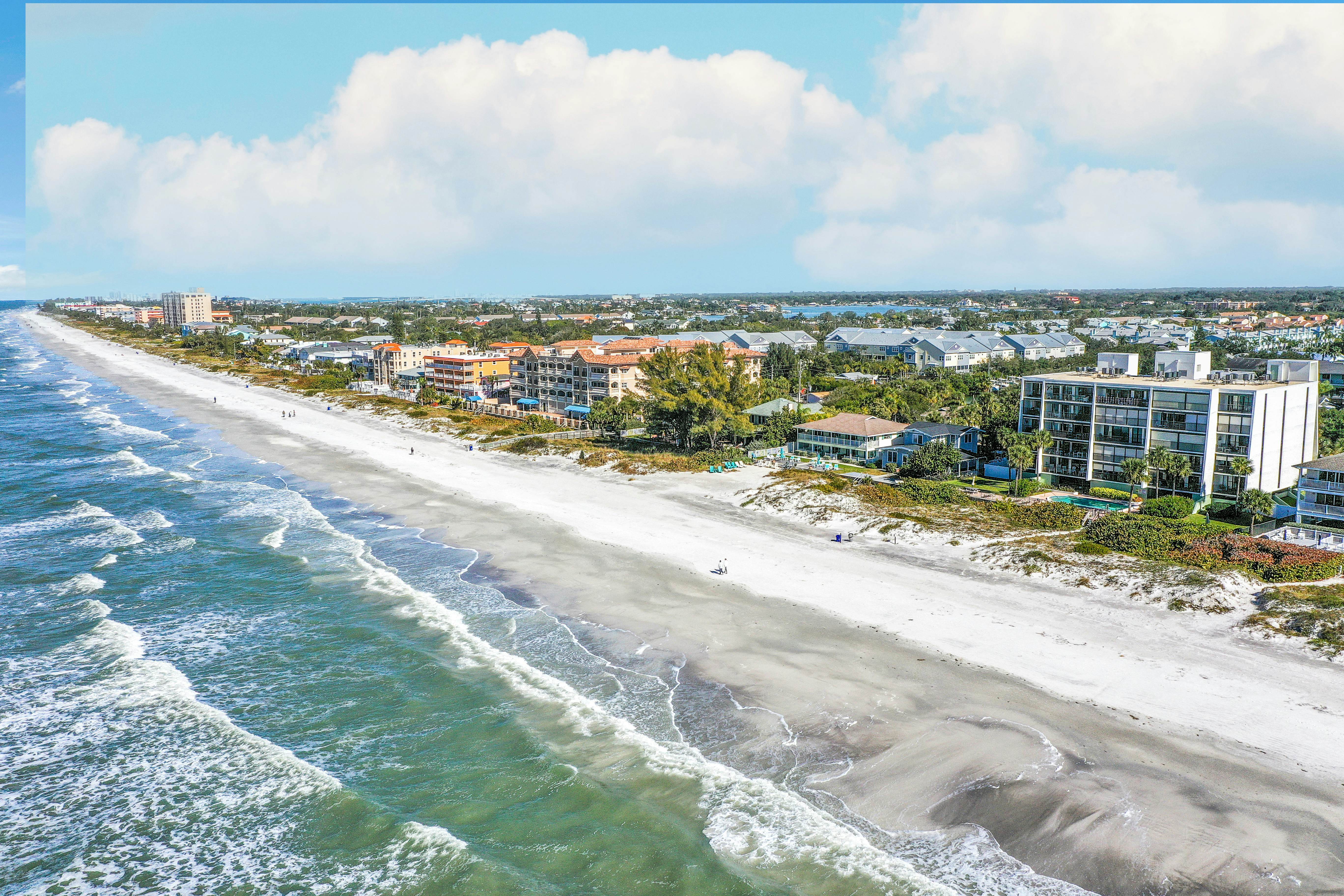 Beachside Haven w/Private Balcony/Free WiFi/Washer/Dryer/Shared Pool/Central AC