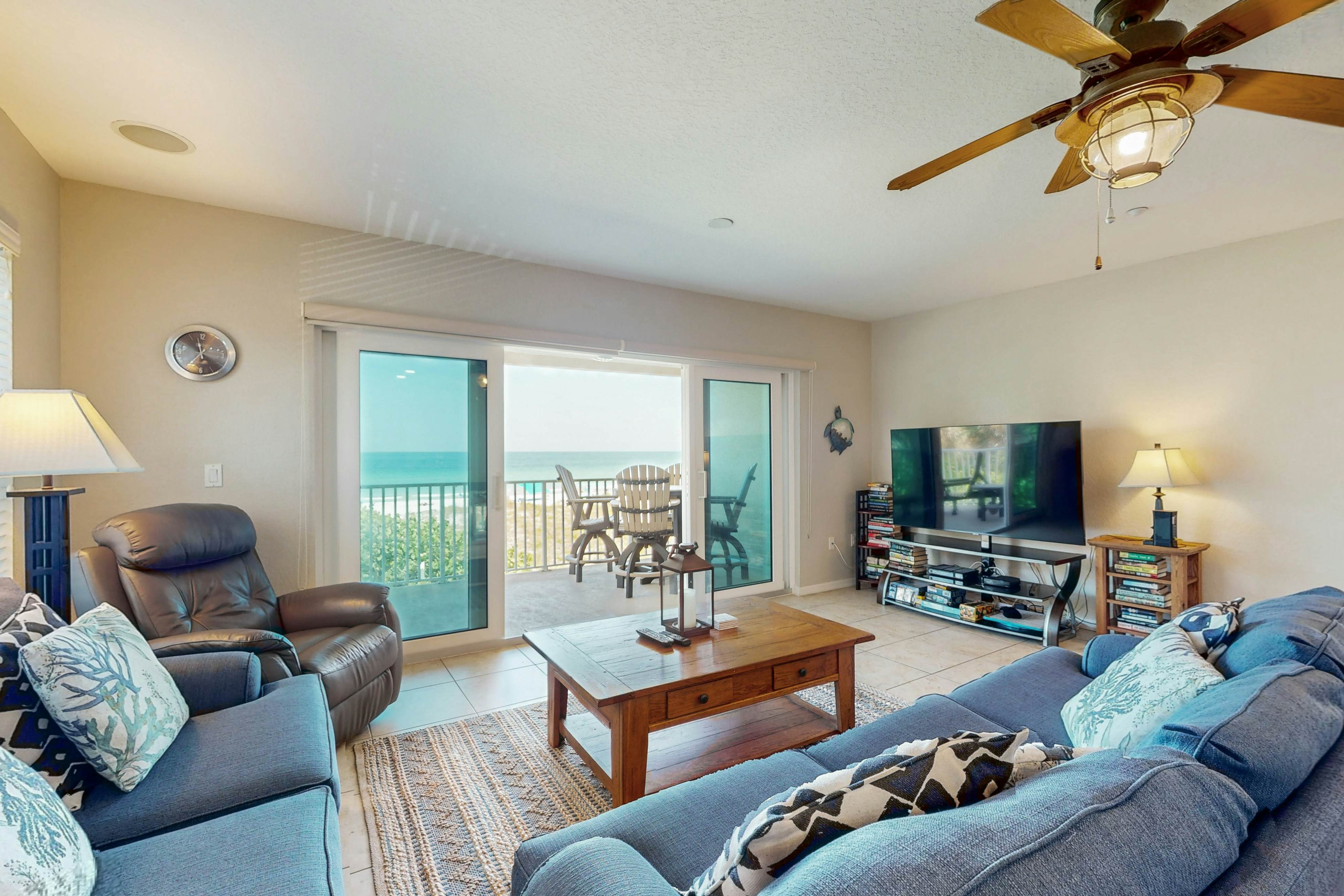 Beachfront corner condo with pool & hot tub - easy access to dining