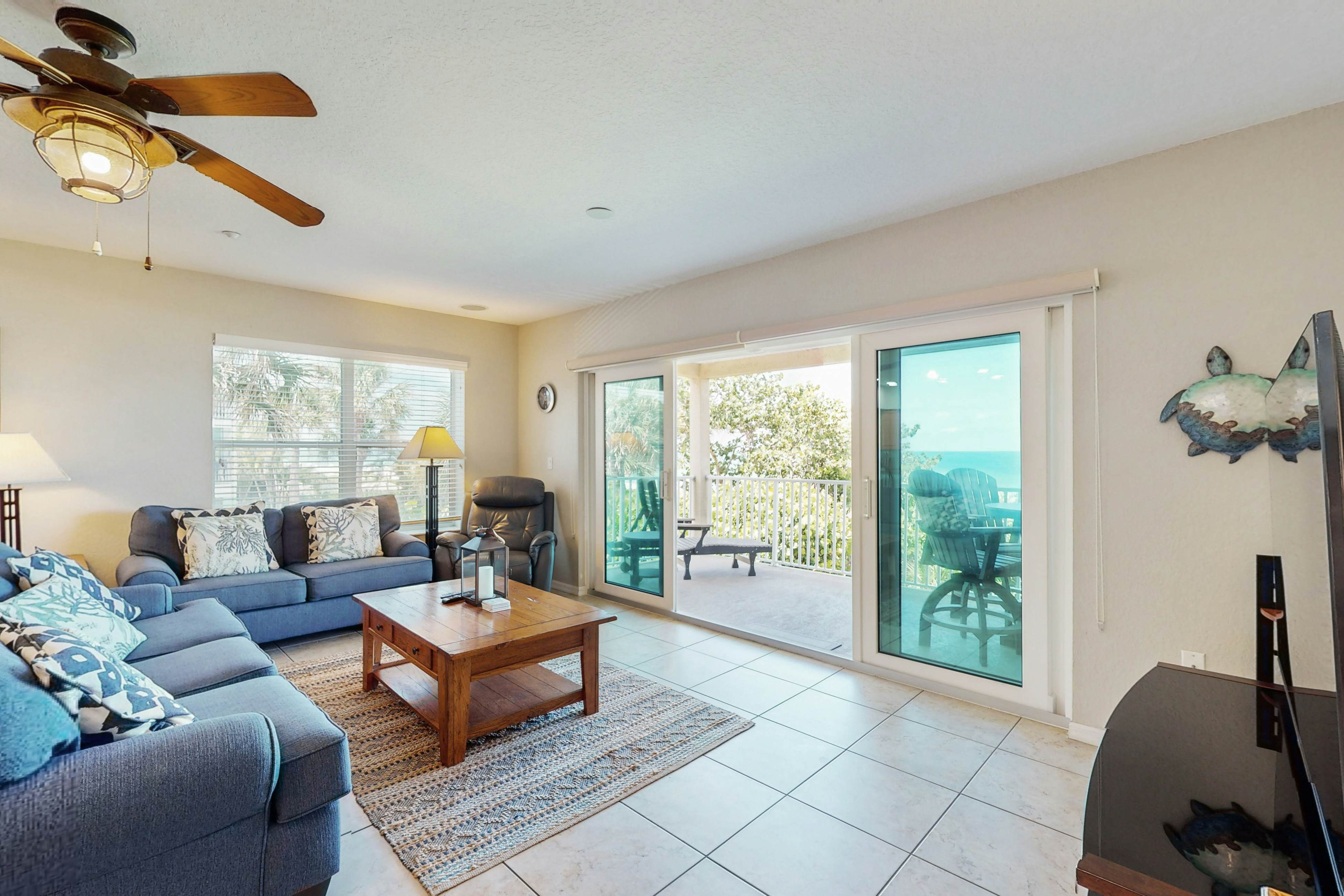 Beachfront corner condo with pool & hot tub - easy access to dining