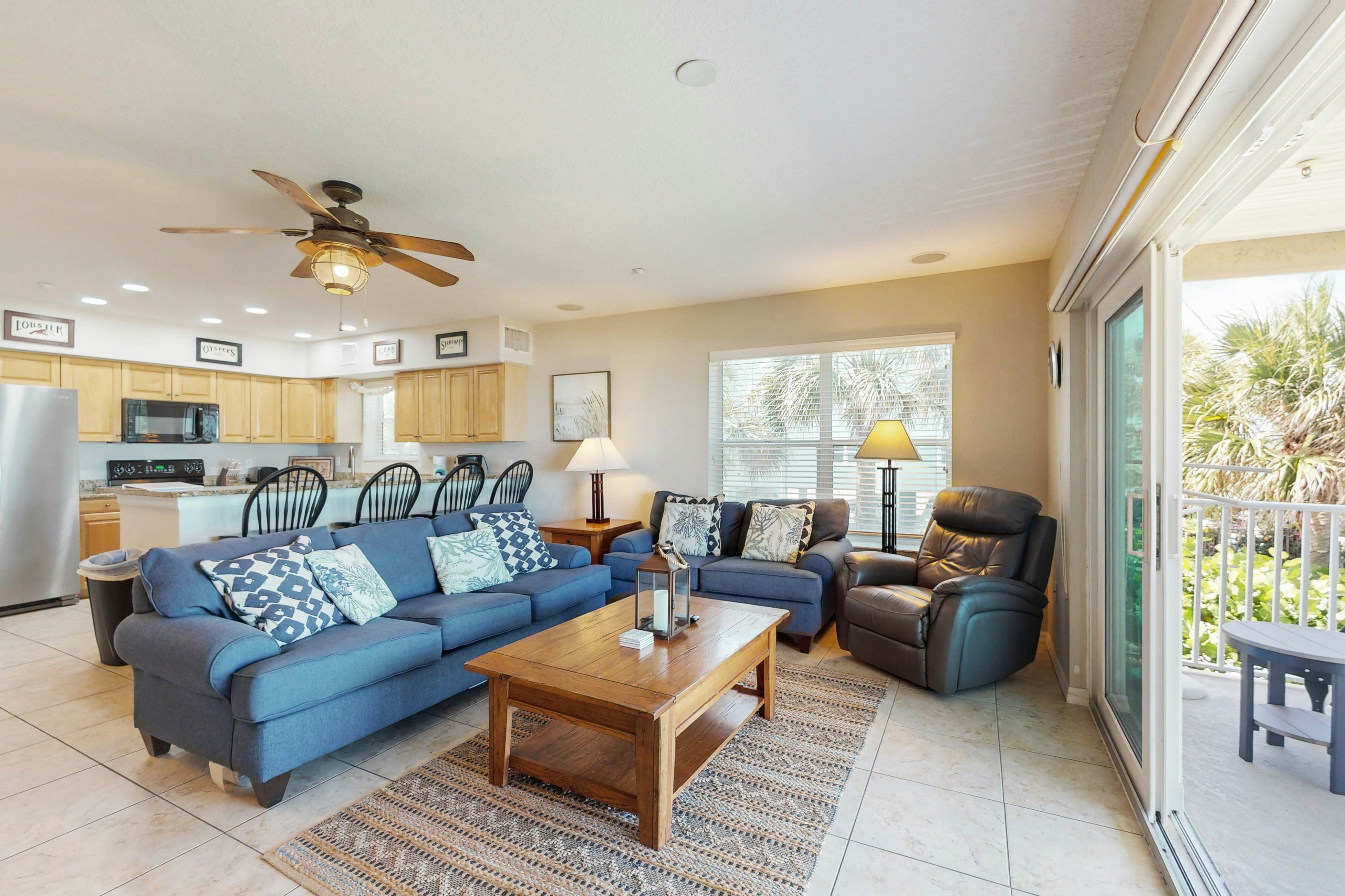 Beachfront corner condo with pool & hot tub - easy access to dining