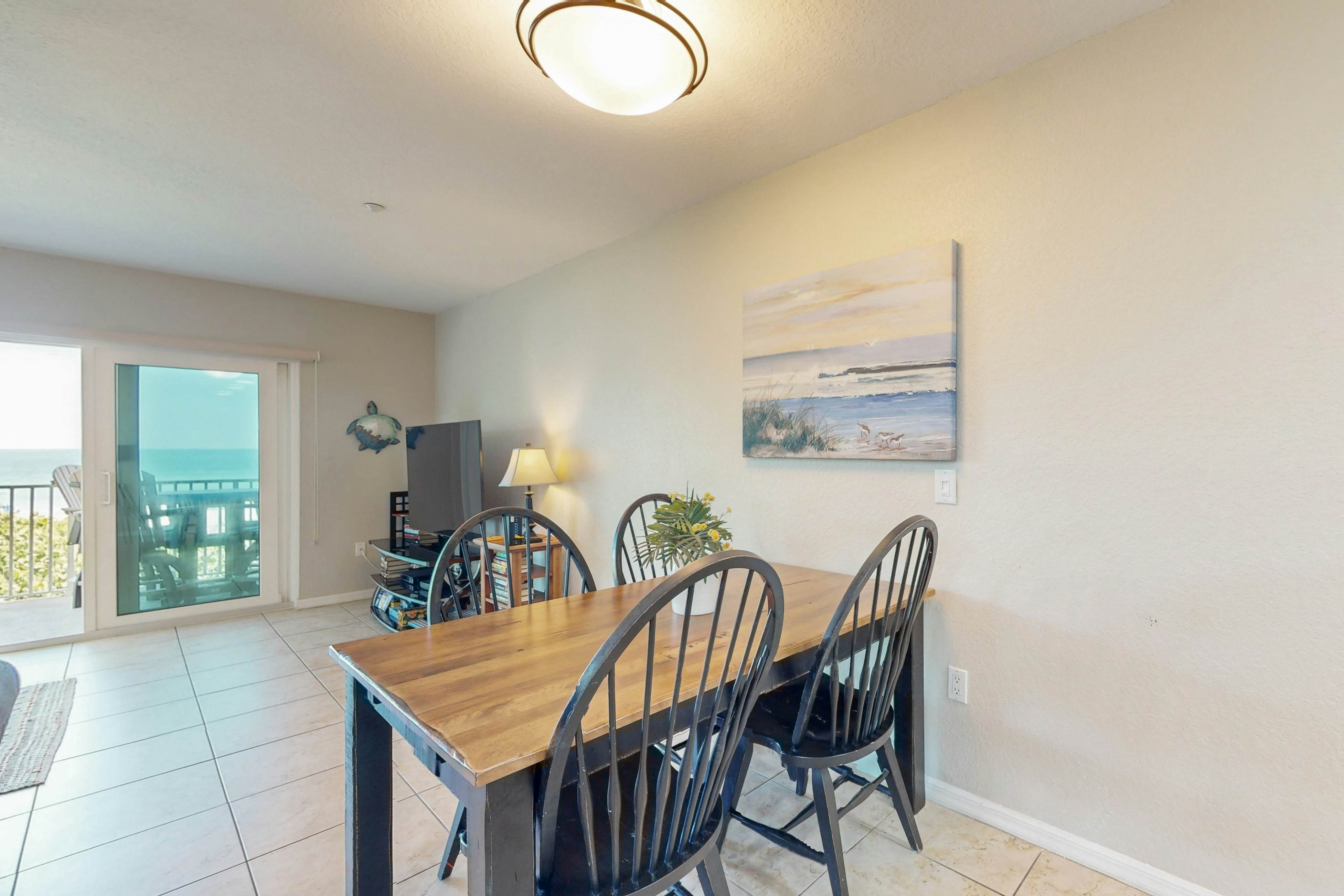 Beachfront corner condo with pool & hot tub - easy access to dining