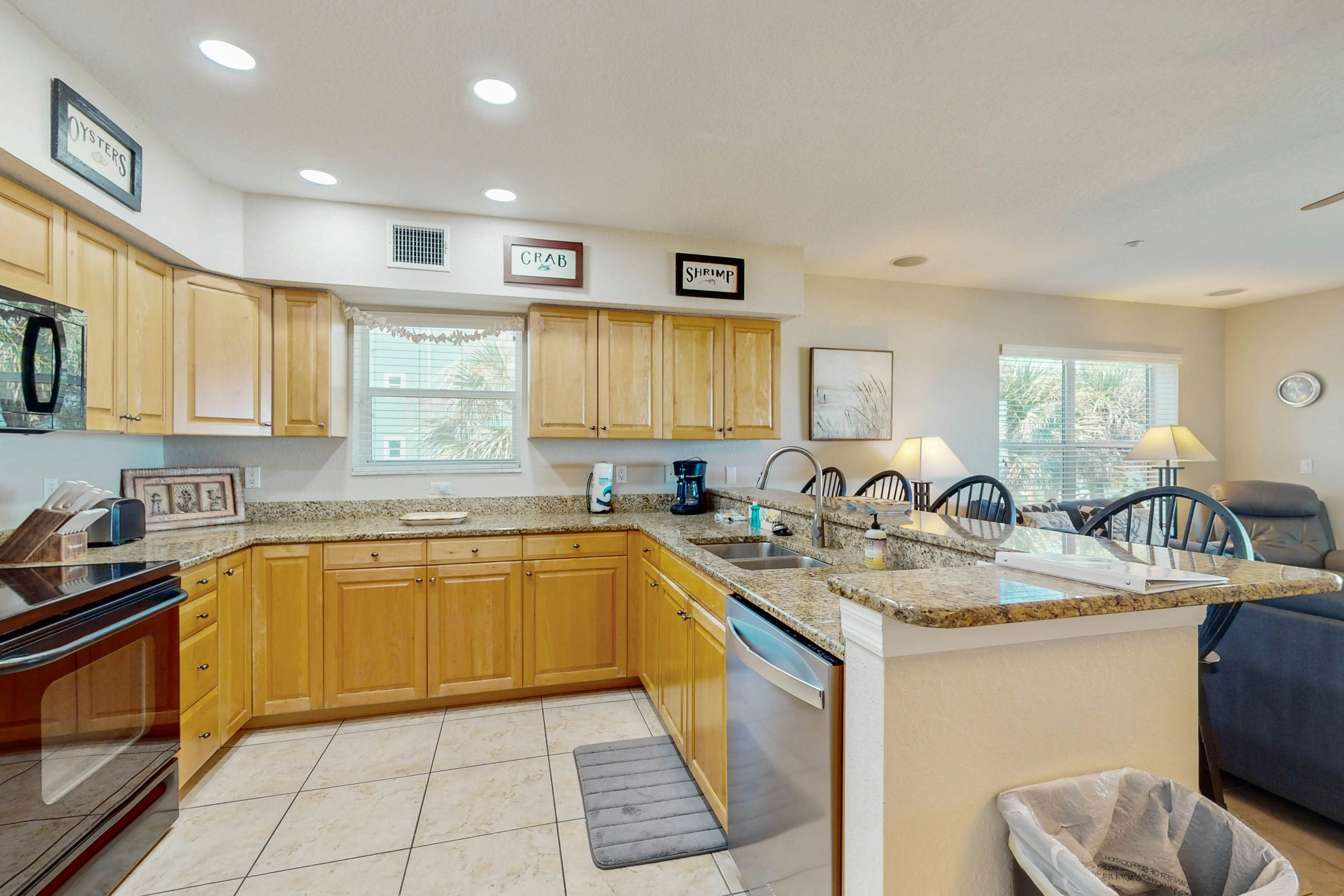 Beachfront corner condo with pool & hot tub - easy access to dining