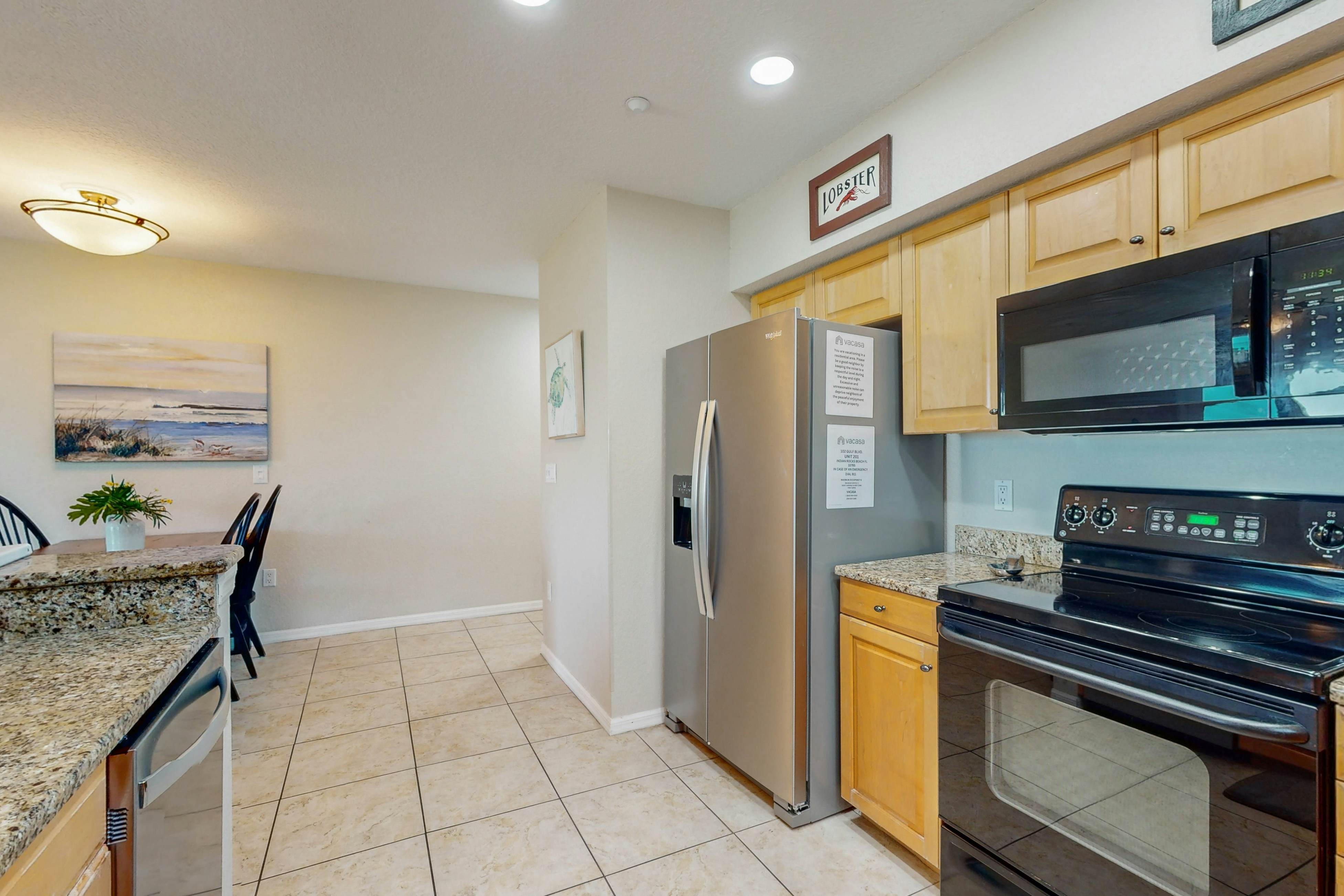 Beachfront corner condo with pool & hot tub - easy access to dining