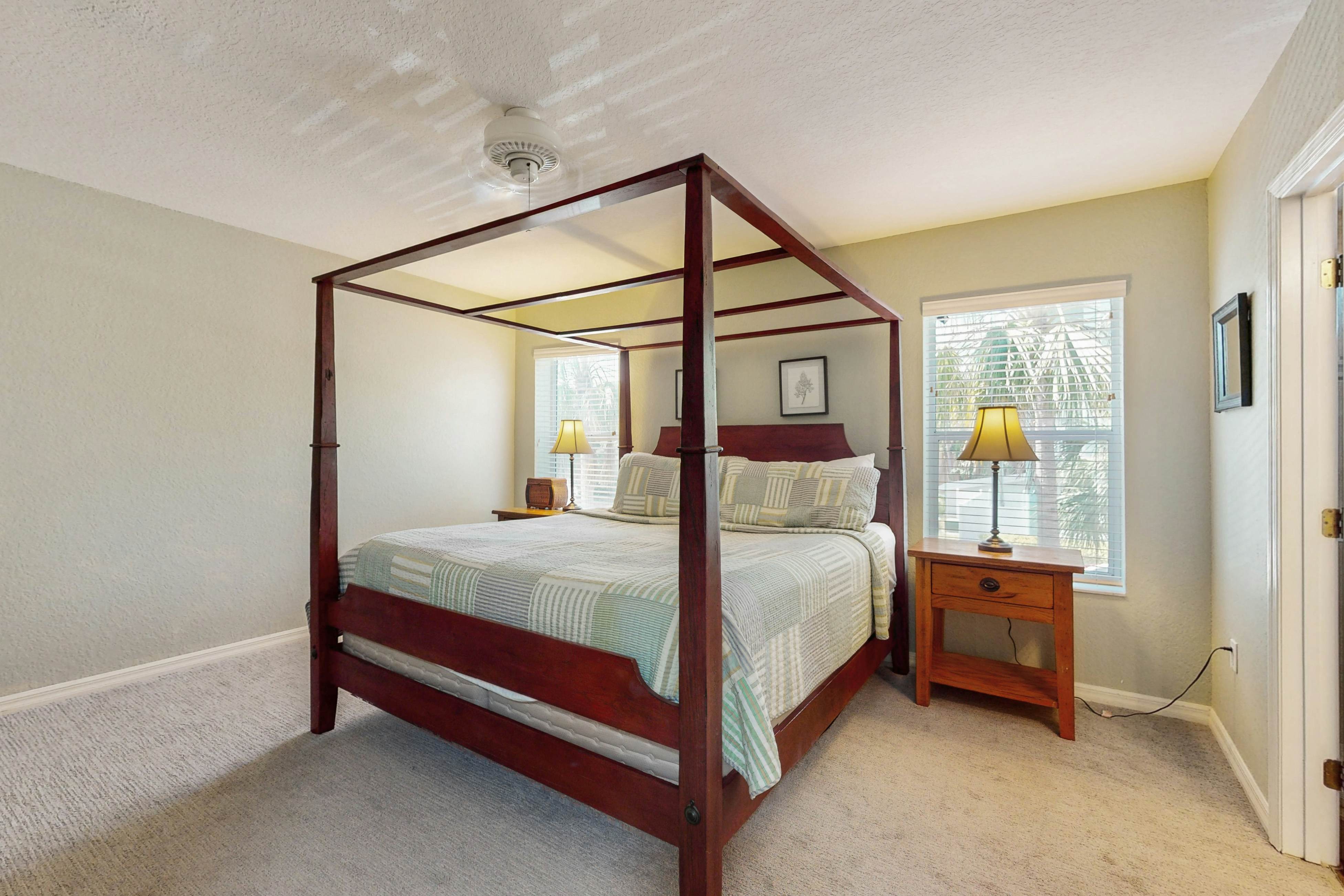 Beachfront corner condo with pool & hot tub - easy access to dining