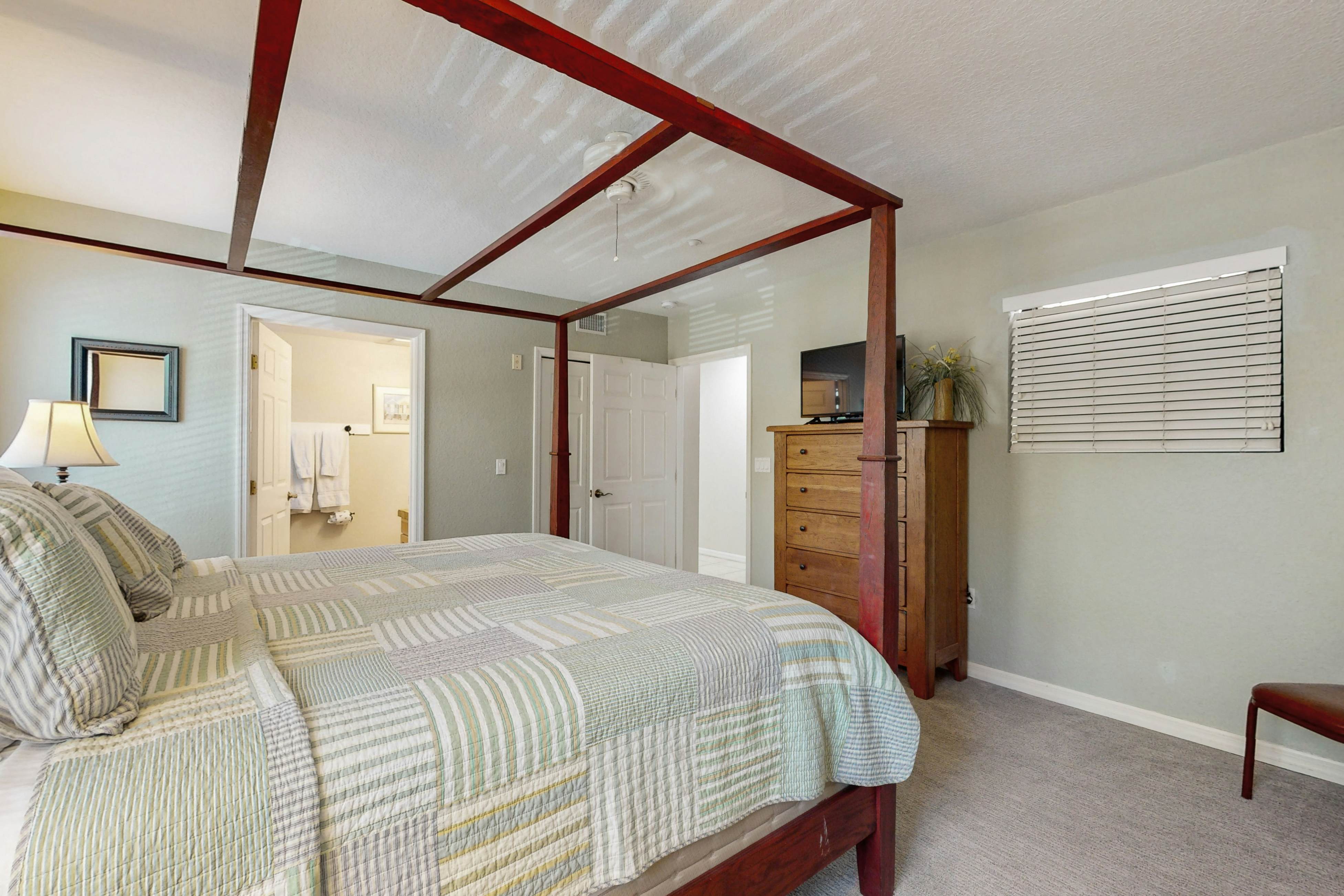 Beachfront corner condo with pool & hot tub - easy access to dining