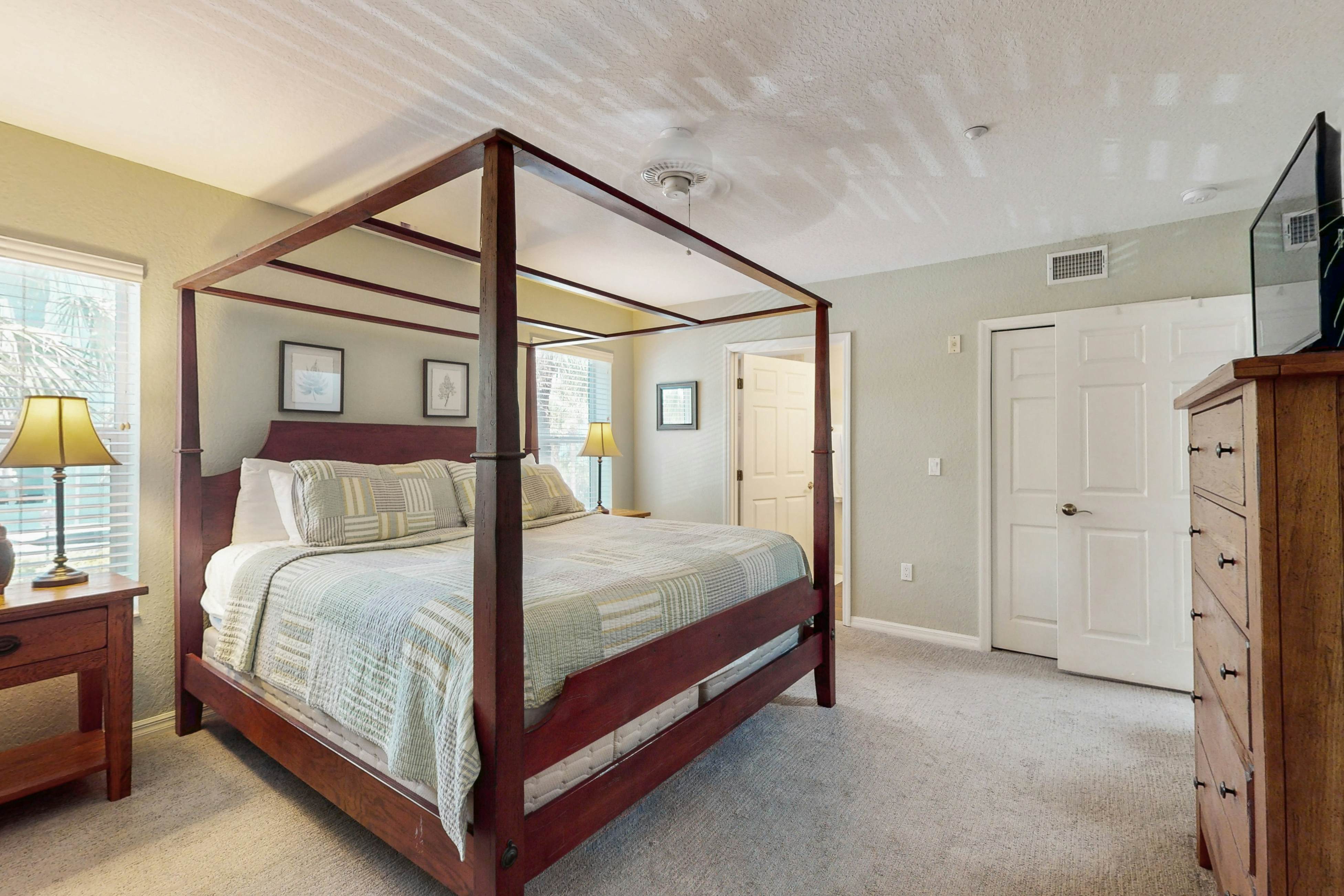 Beachfront corner condo with pool & hot tub - easy access to dining