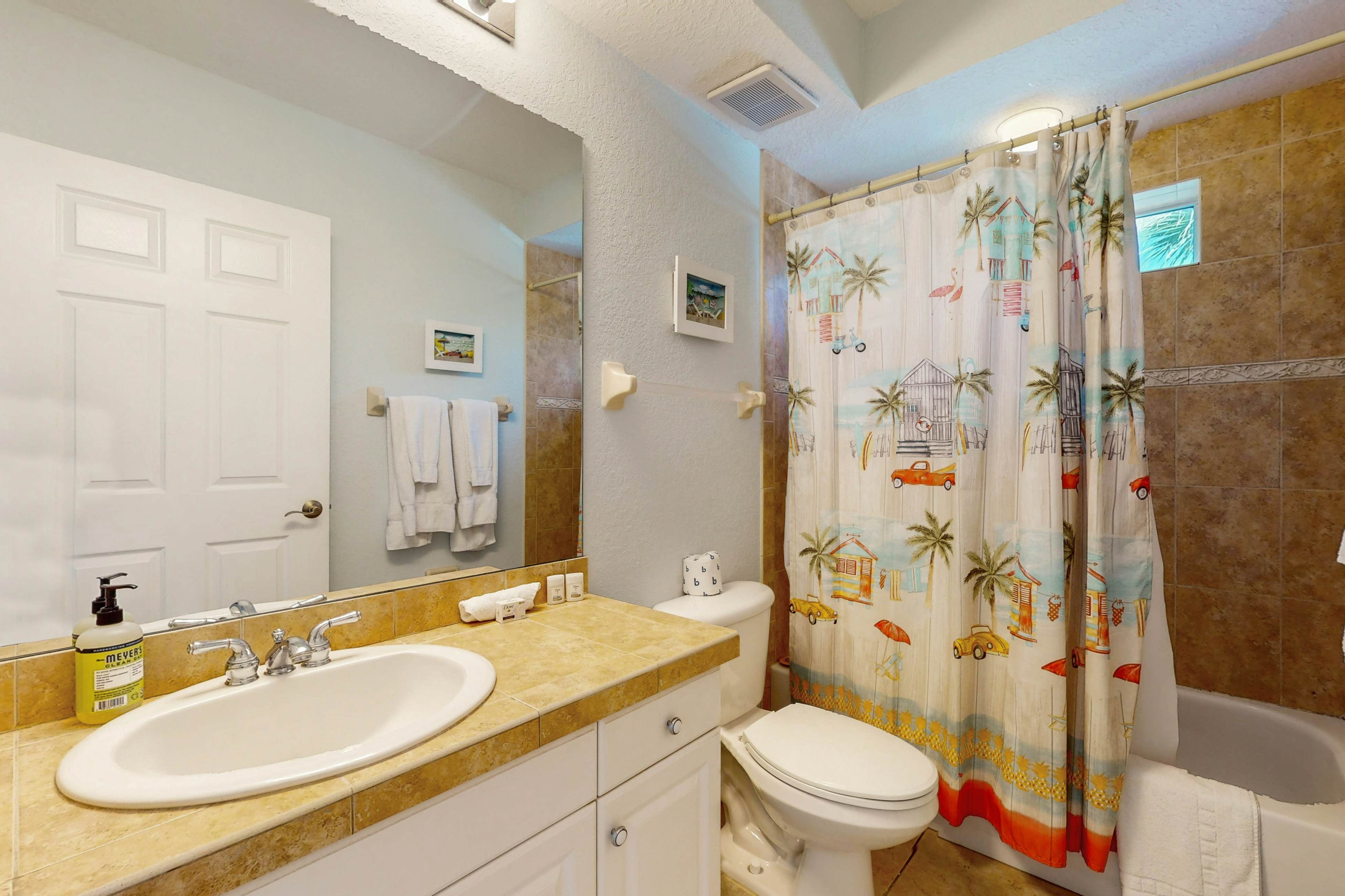 Beachfront corner condo with pool & hot tub - easy access to dining