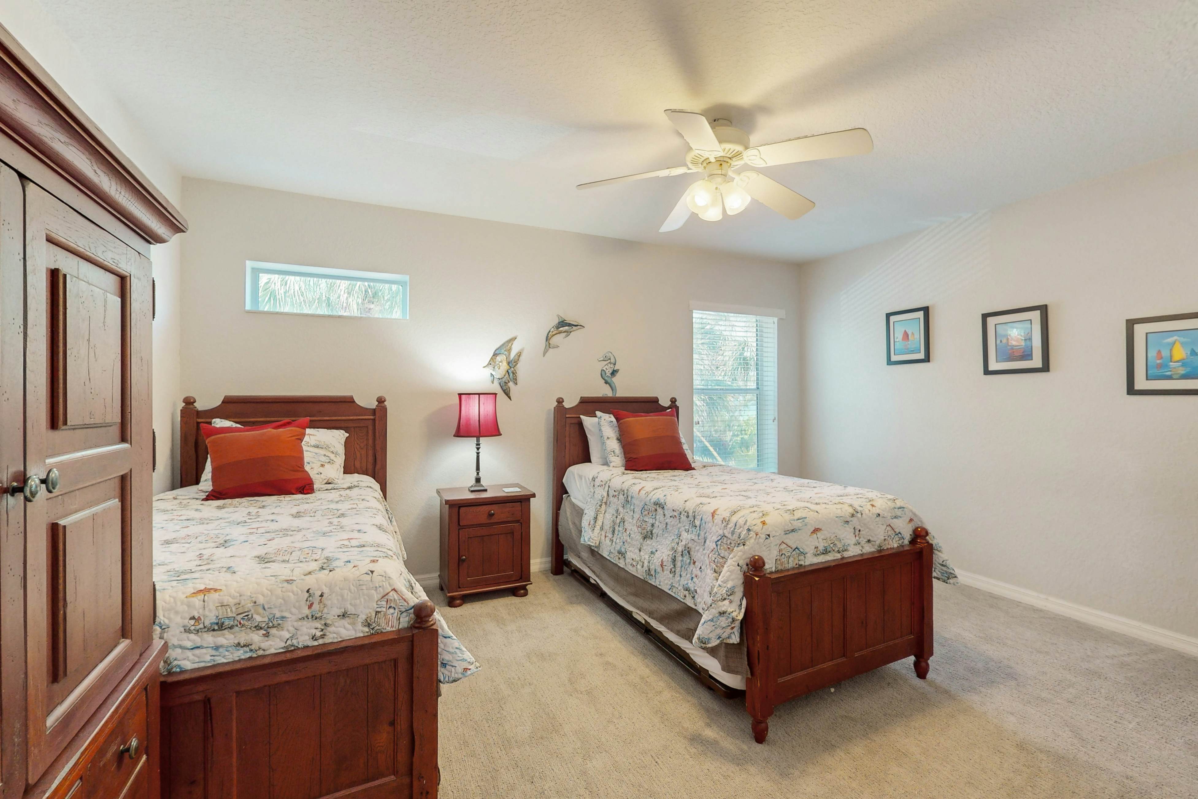 Beachfront corner condo with pool & hot tub - easy access to dining