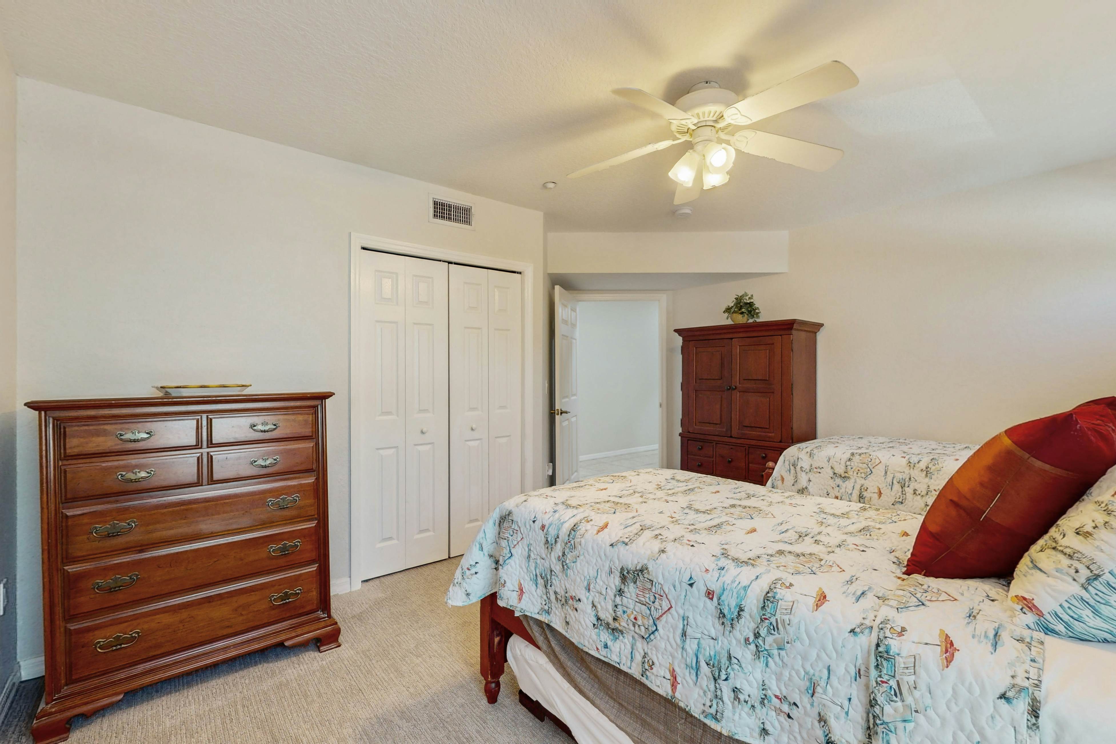 Beachfront corner condo with pool & hot tub - easy access to dining