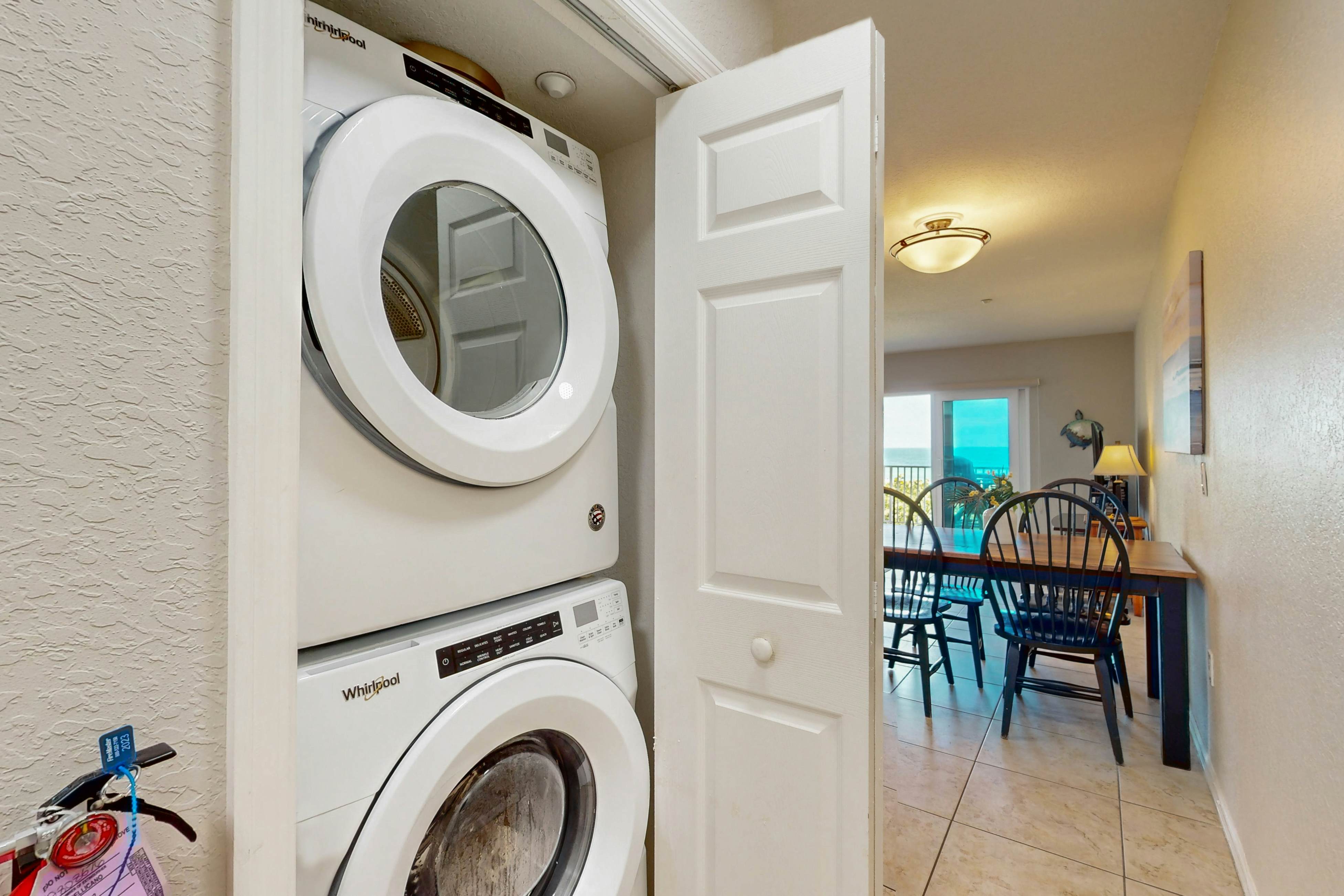 Beachfront corner condo with pool & hot tub - easy access to dining