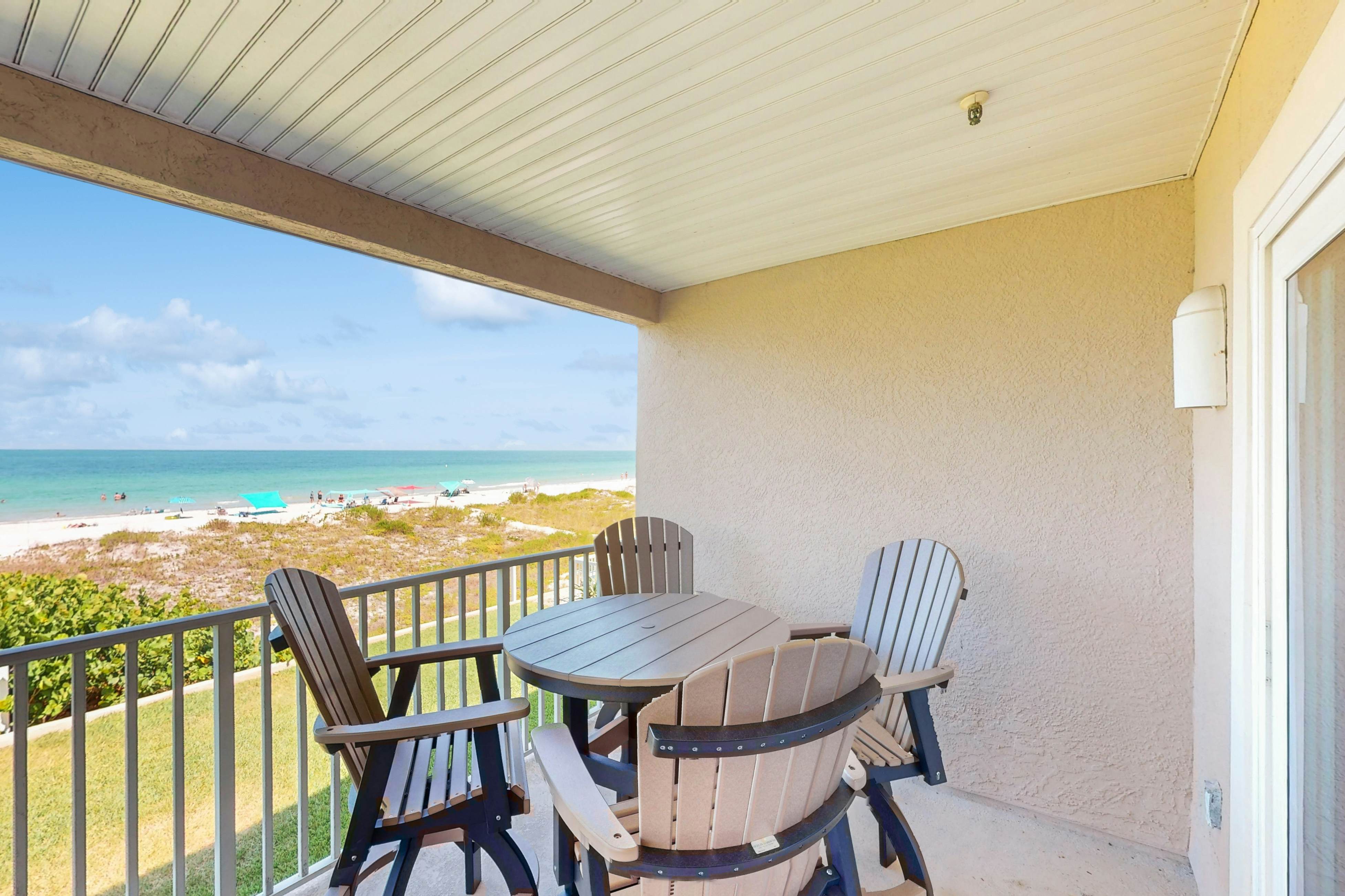 Beachfront corner condo with pool & hot tub - easy access to dining