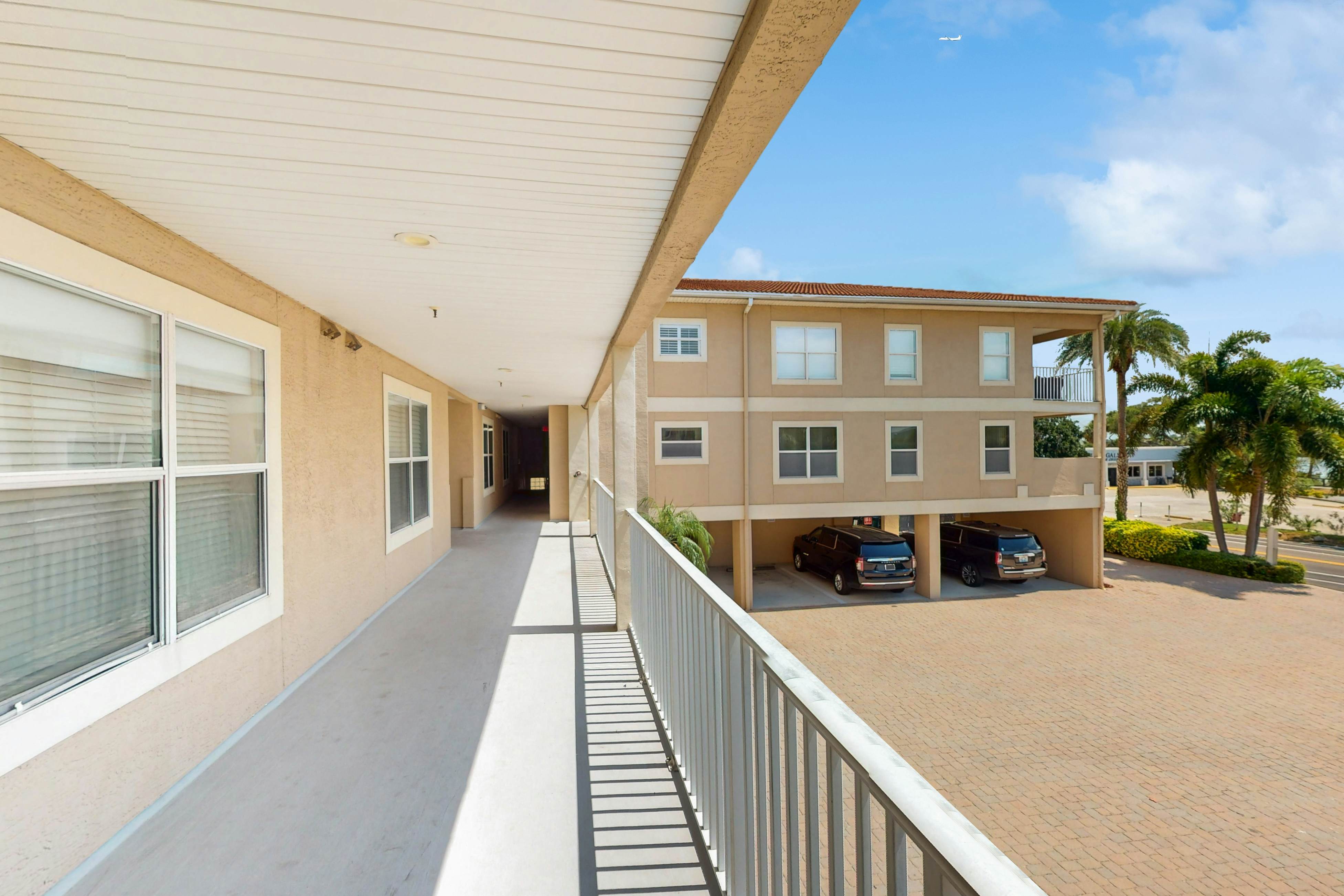 Beachfront corner condo with pool & hot tub - easy access to dining