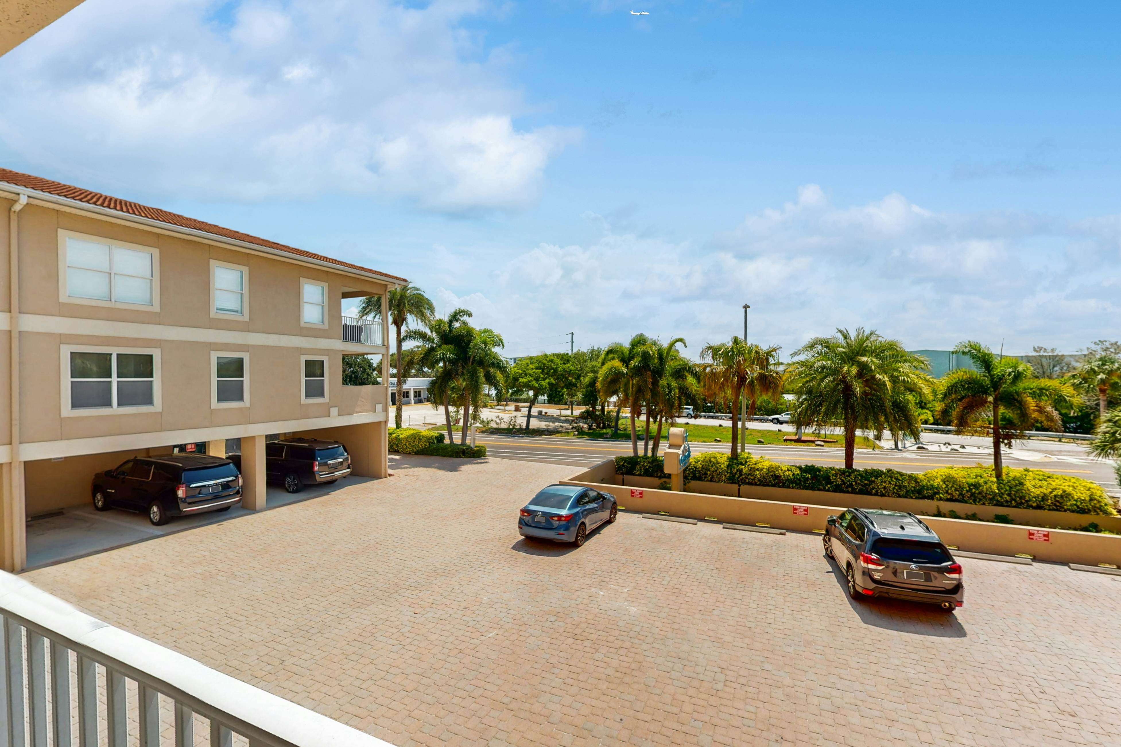 Beachfront corner condo with pool & hot tub - easy access to dining