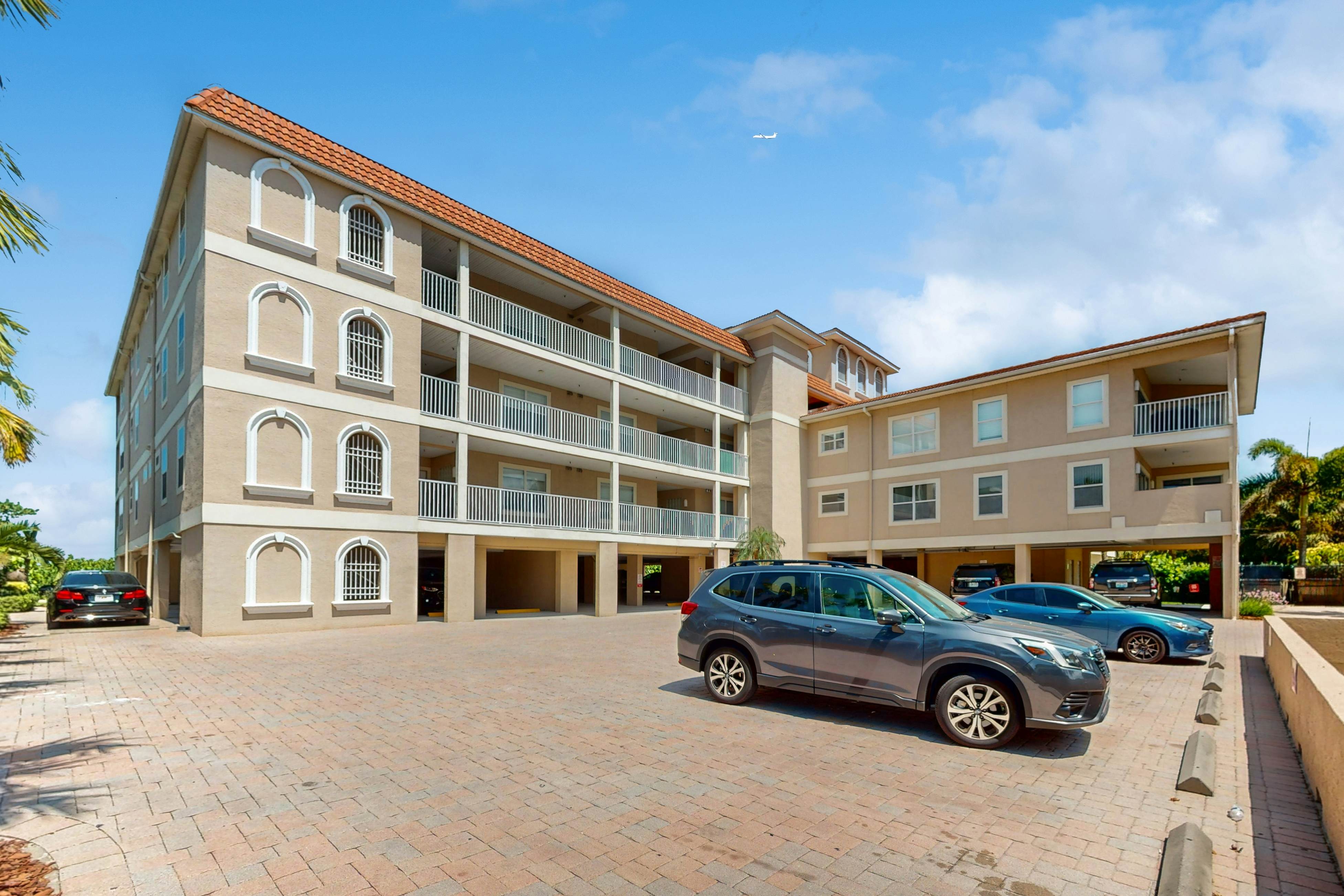 Beachfront corner condo with pool & hot tub - easy access to dining