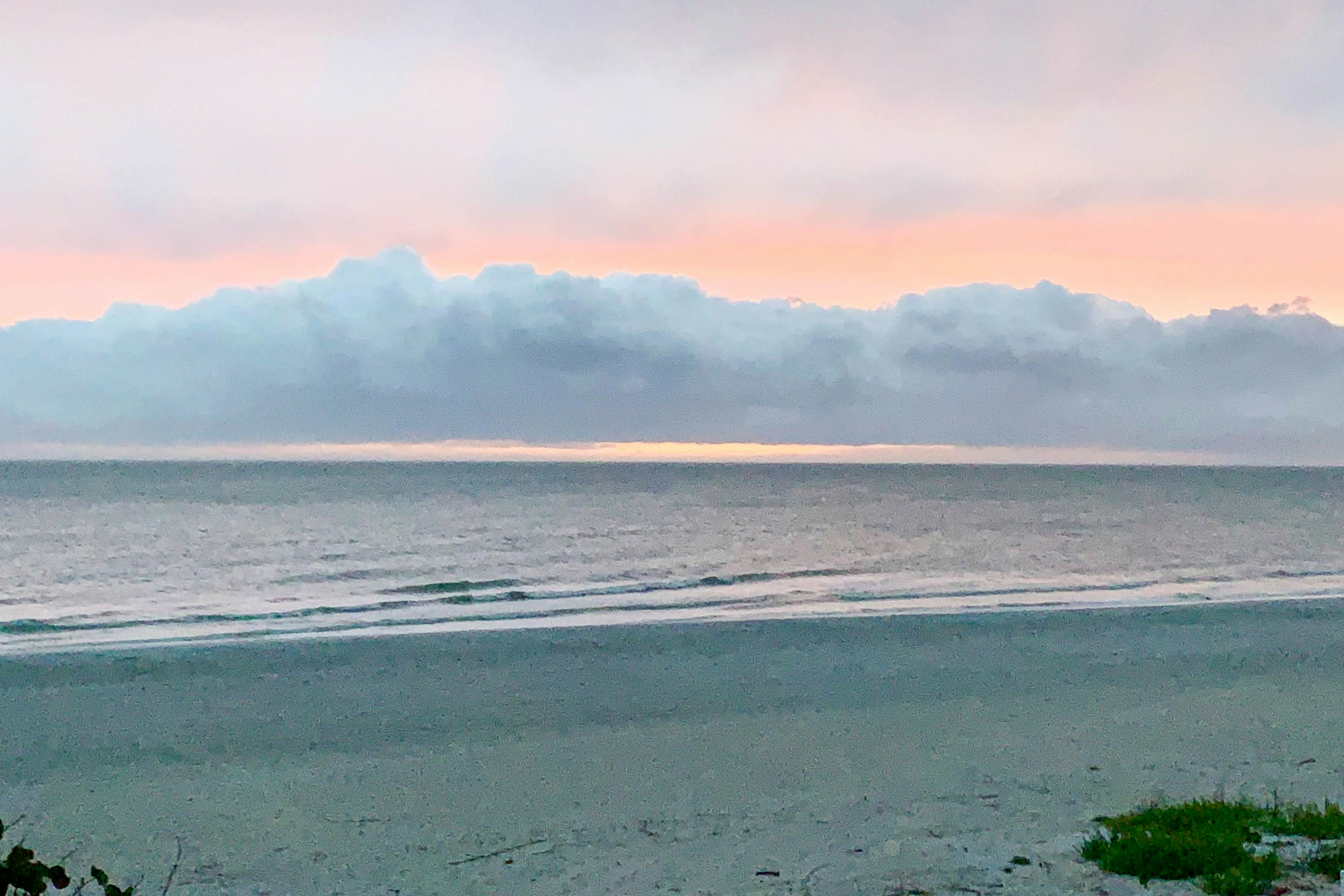 Beachfront corner condo with pool & hot tub - easy access to dining