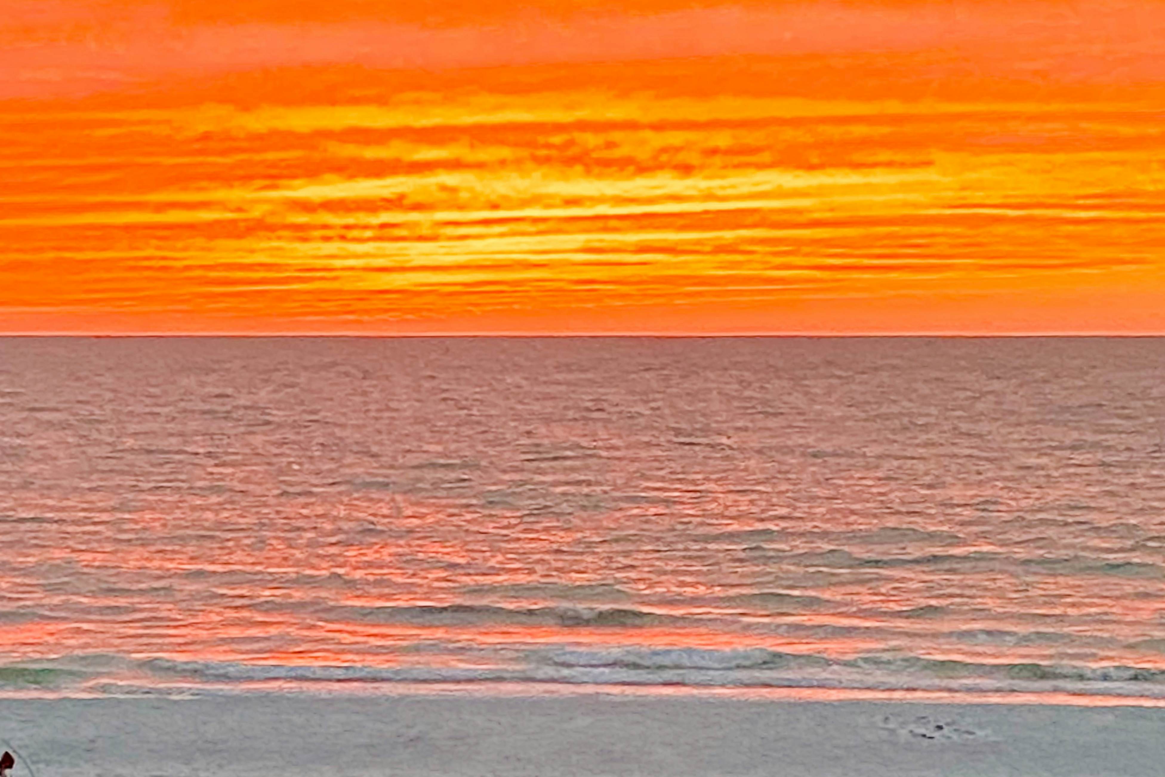 Beachfront corner condo with pool & hot tub - easy access to dining