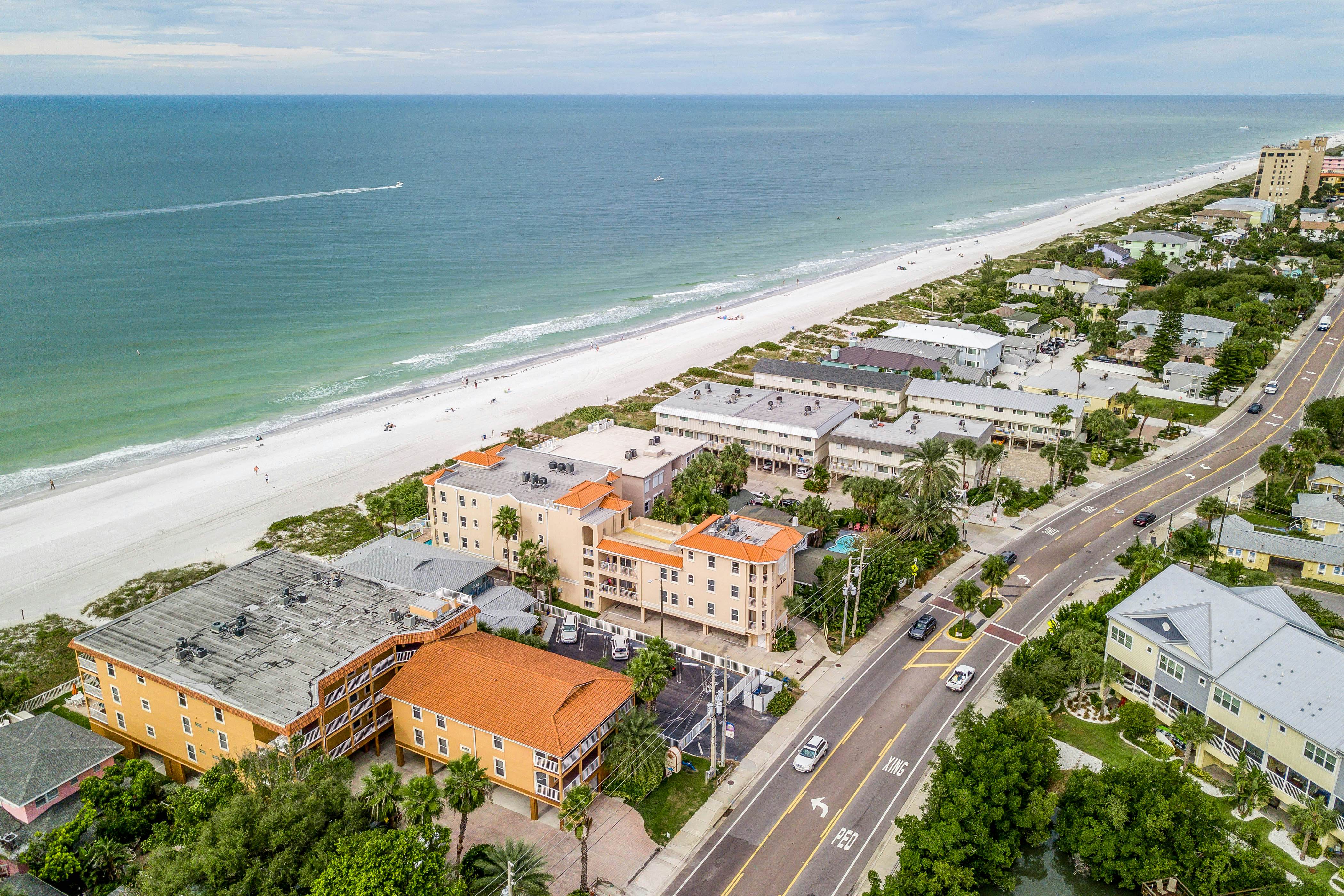 Beautiful oceanfront condo on the beach with pool & WiFi, walk to restaurants
