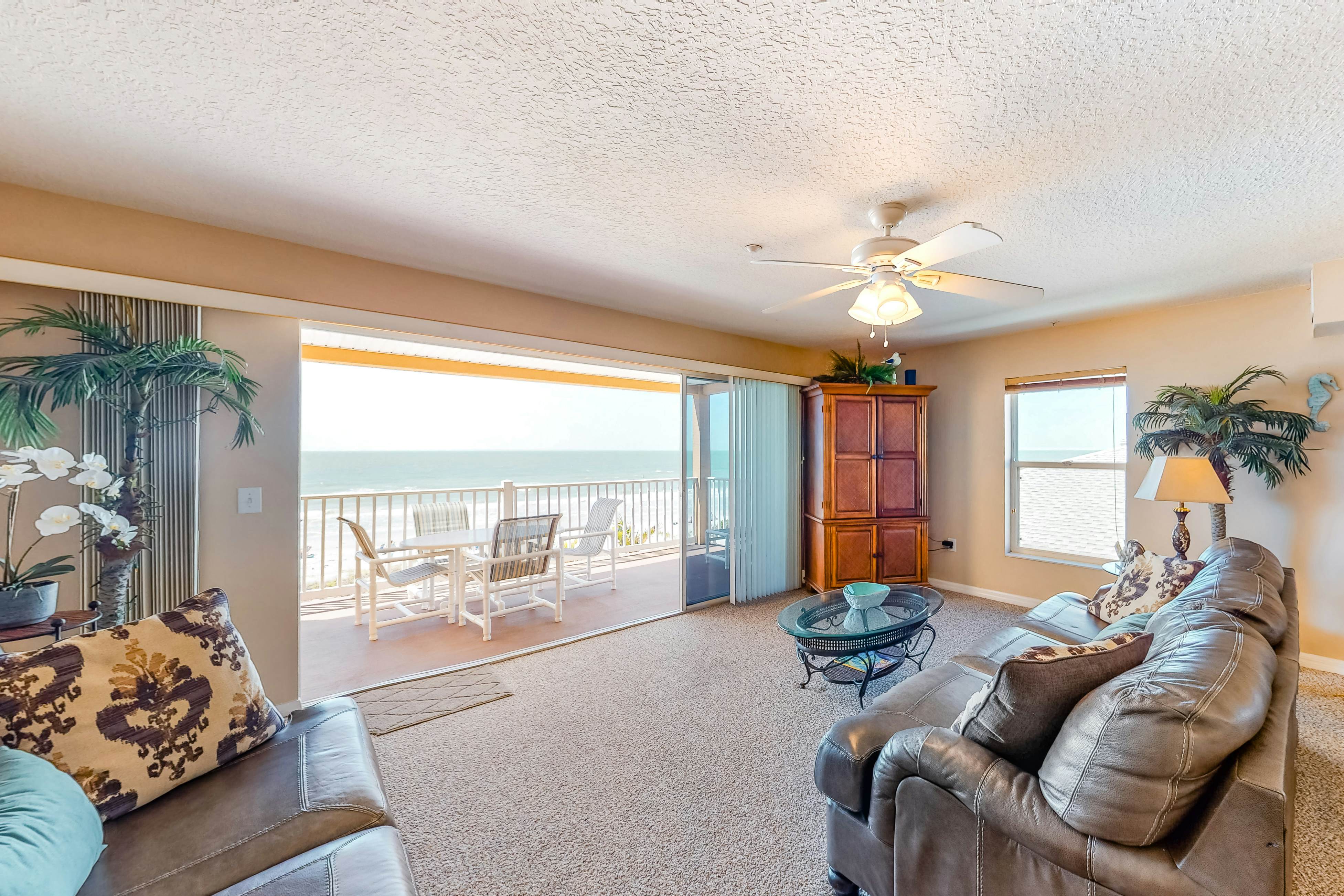 Beautiful oceanfront condo on the beach with pool & WiFi, walk to restaurants
