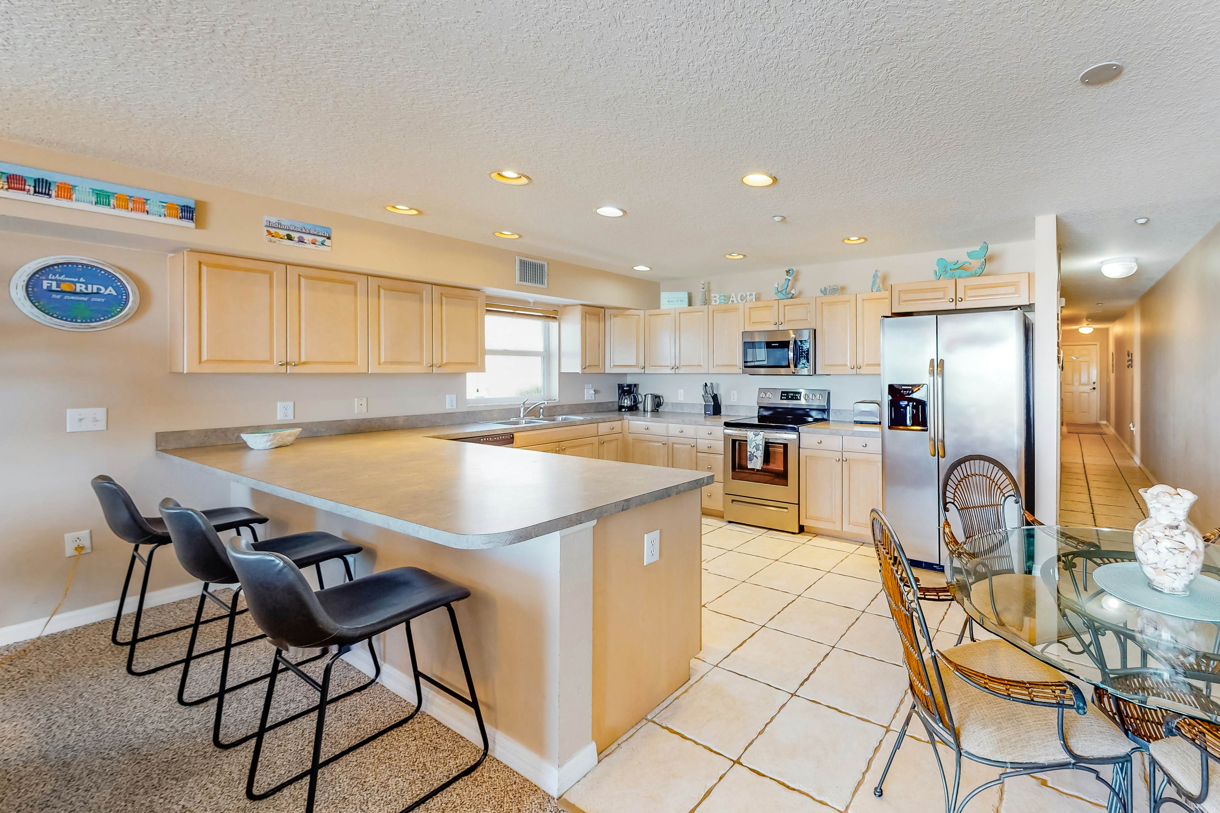 Beautiful oceanfront condo on the beach with pool & WiFi, walk to restaurants