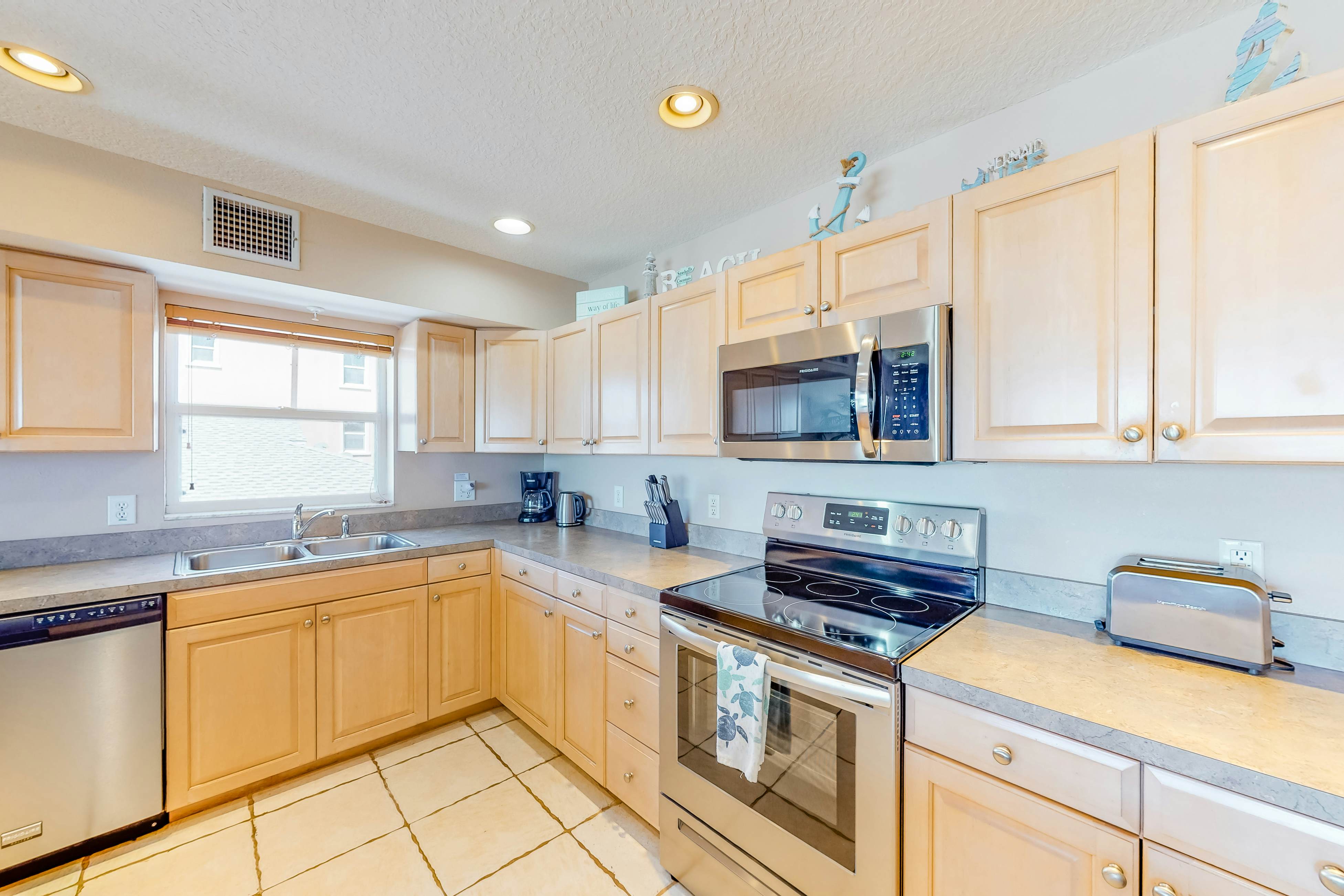 Beautiful oceanfront condo on the beach with pool & WiFi, walk to restaurants