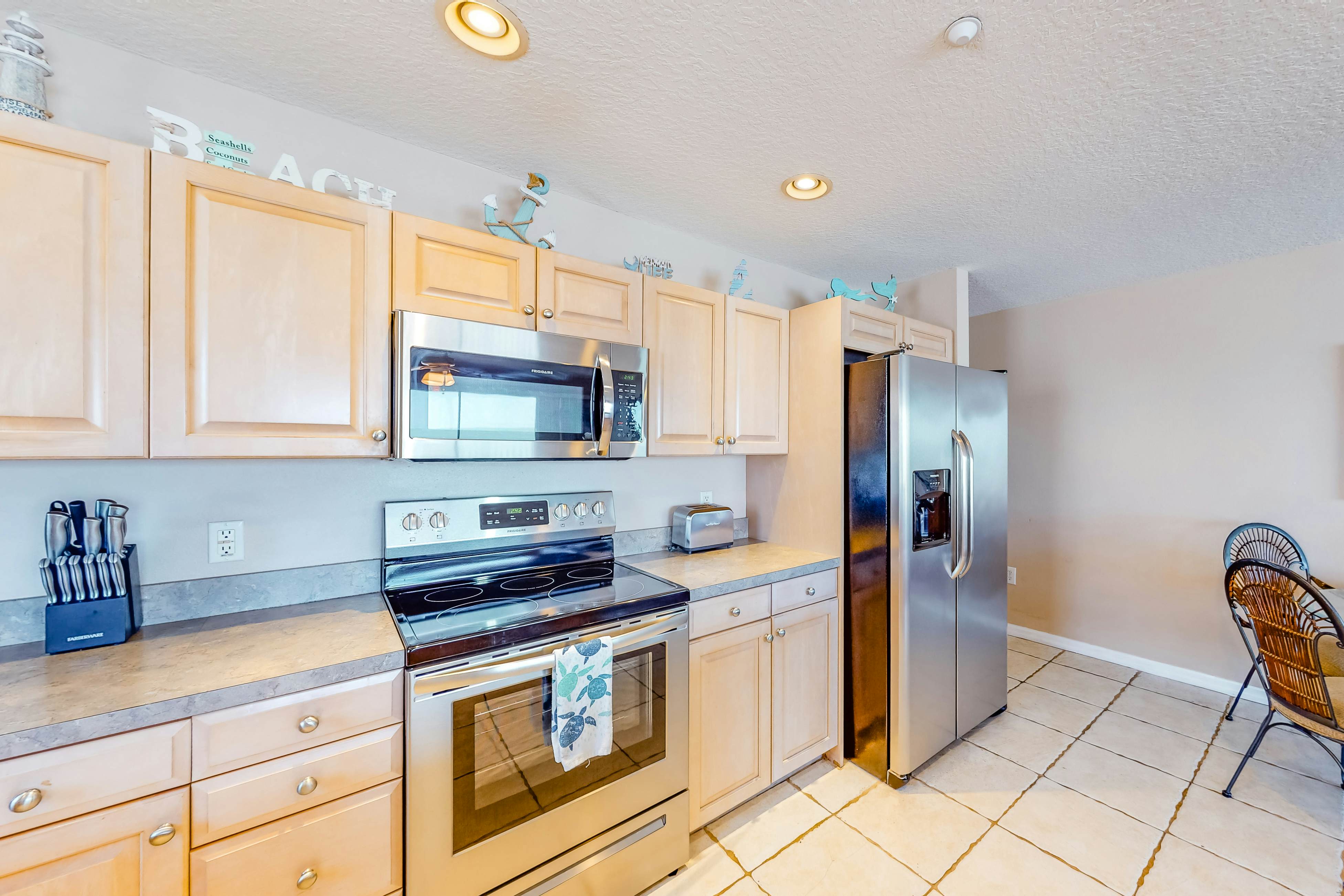 Beautiful oceanfront condo on the beach with pool & WiFi, walk to restaurants