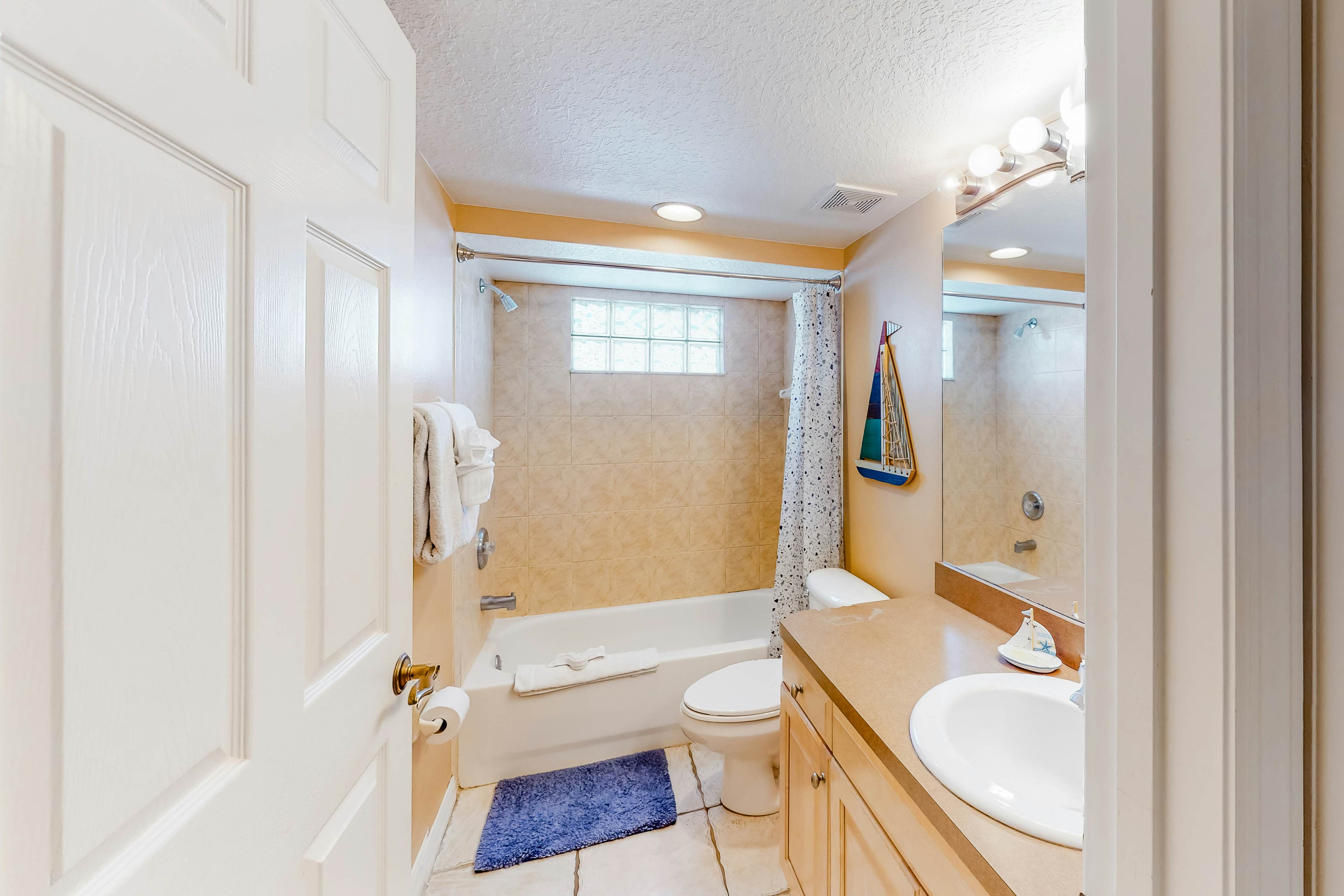 Beautiful oceanfront condo on the beach with pool & WiFi, walk to restaurants