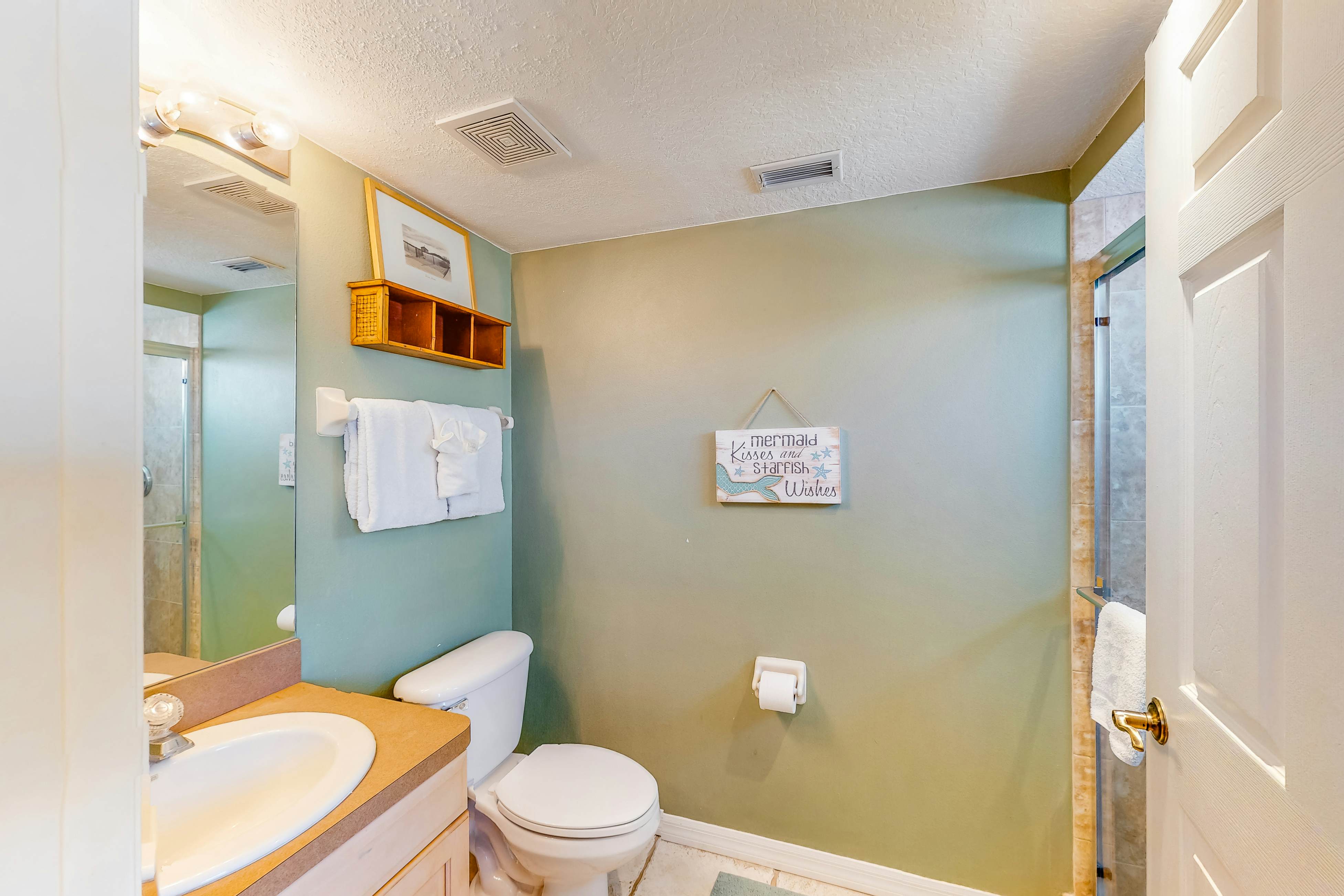 Beautiful oceanfront condo on the beach with pool & WiFi, walk to restaurants