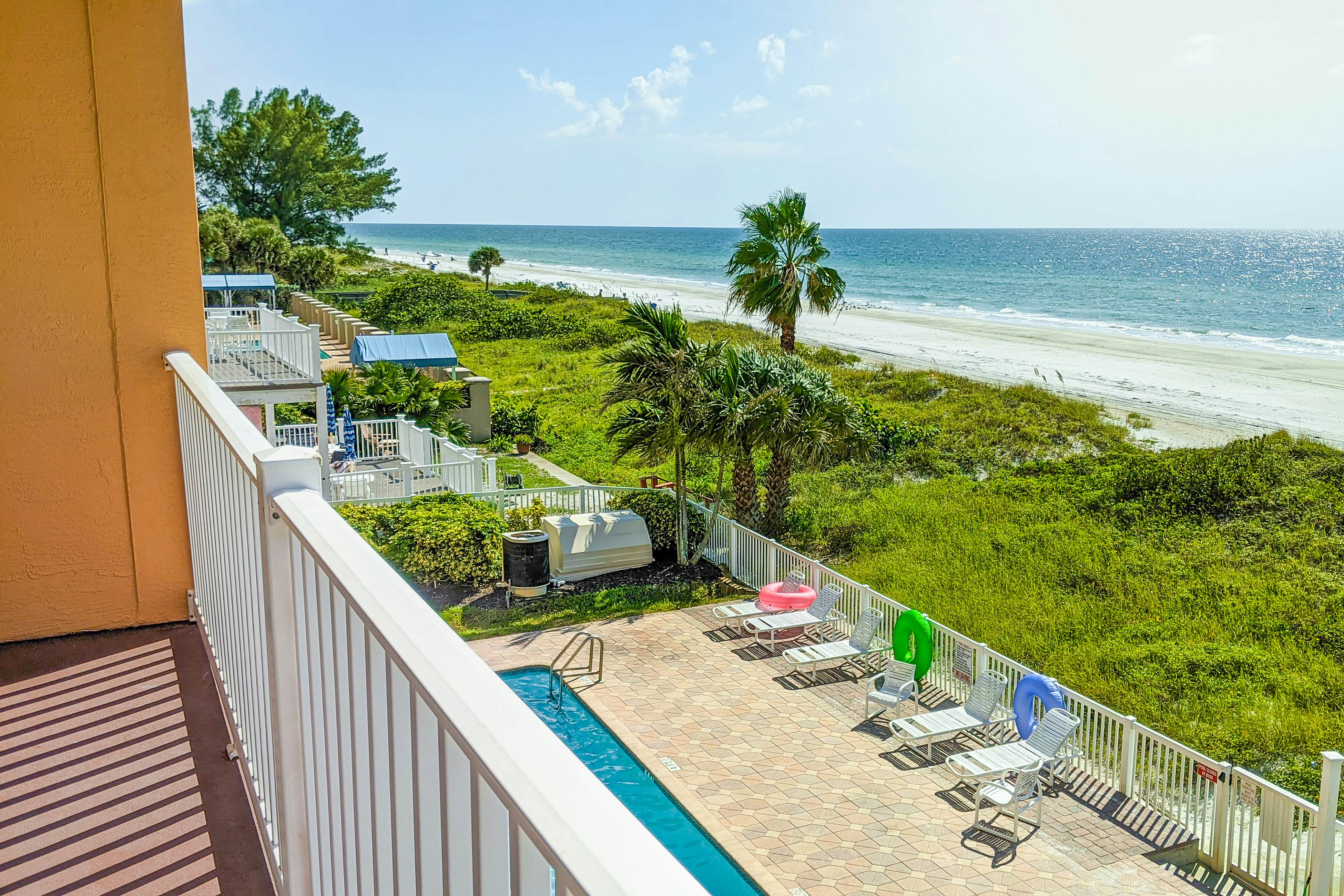 Beautiful oceanfront condo on the beach with pool & WiFi, walk to restaurants