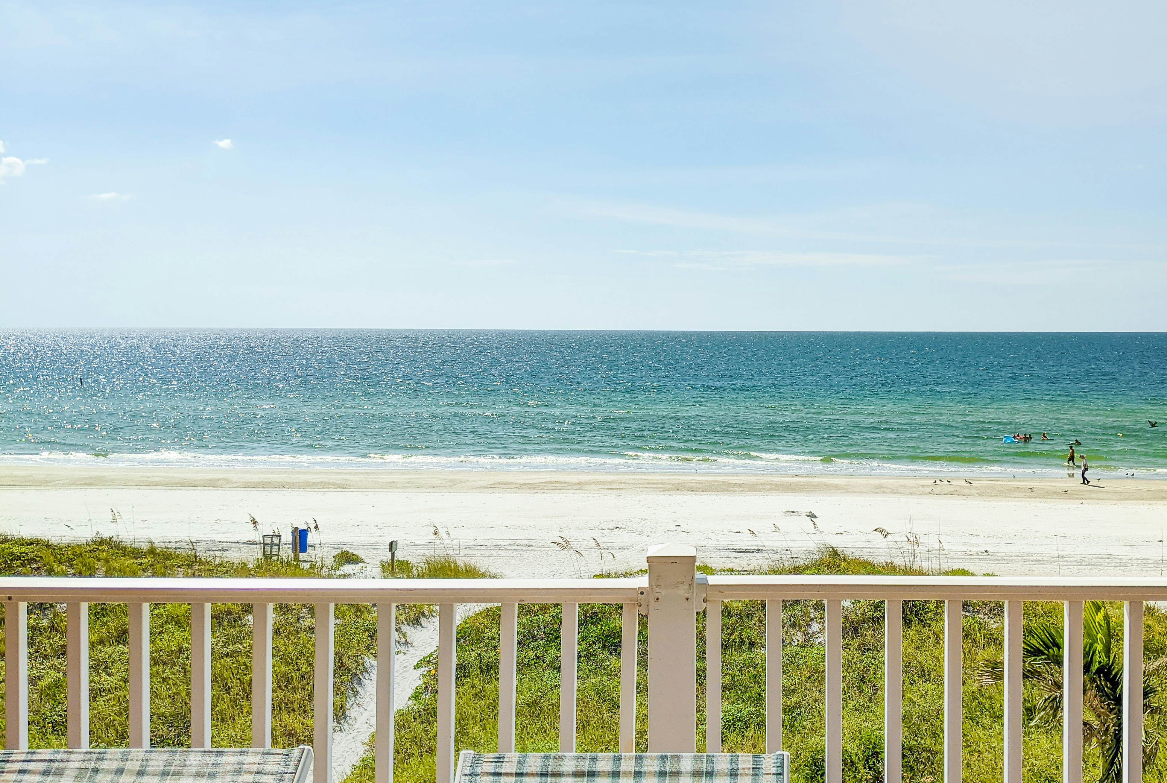 Beautiful oceanfront condo on the beach with pool & WiFi, walk to restaurants