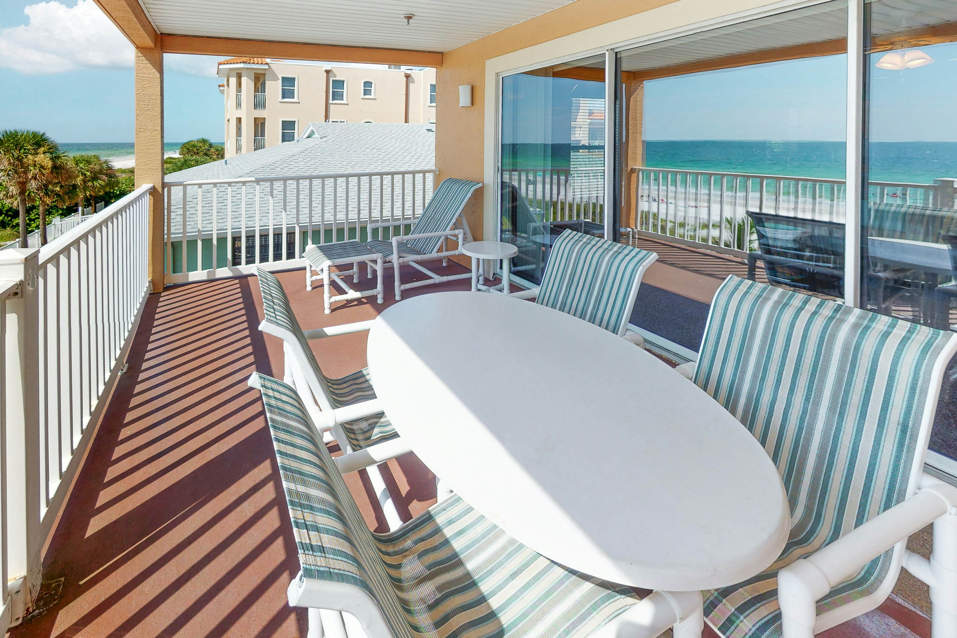 Beautiful oceanfront condo on the beach with pool & WiFi, walk to restaurants