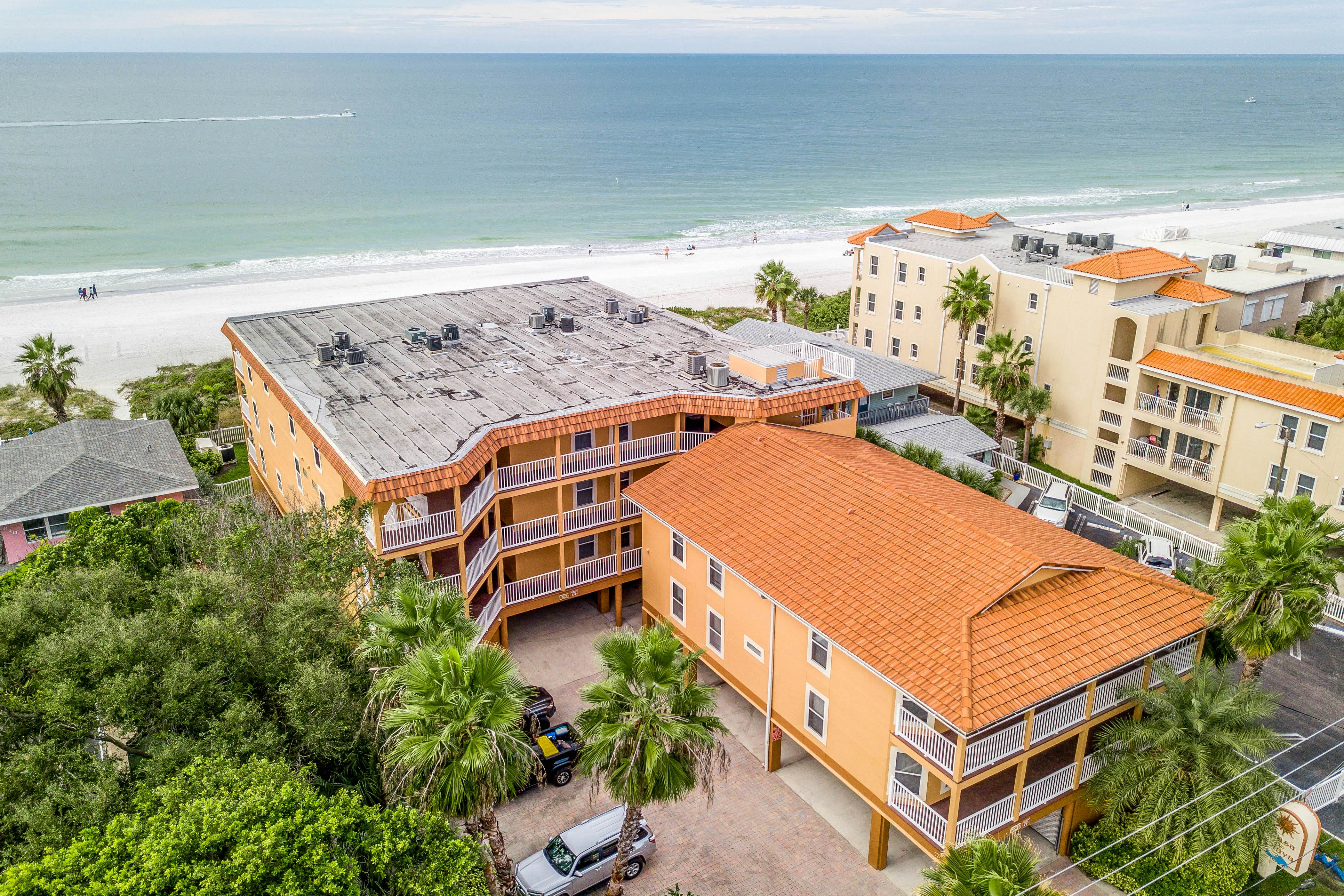 Beautiful oceanfront condo on the beach with pool & WiFi, walk to restaurants