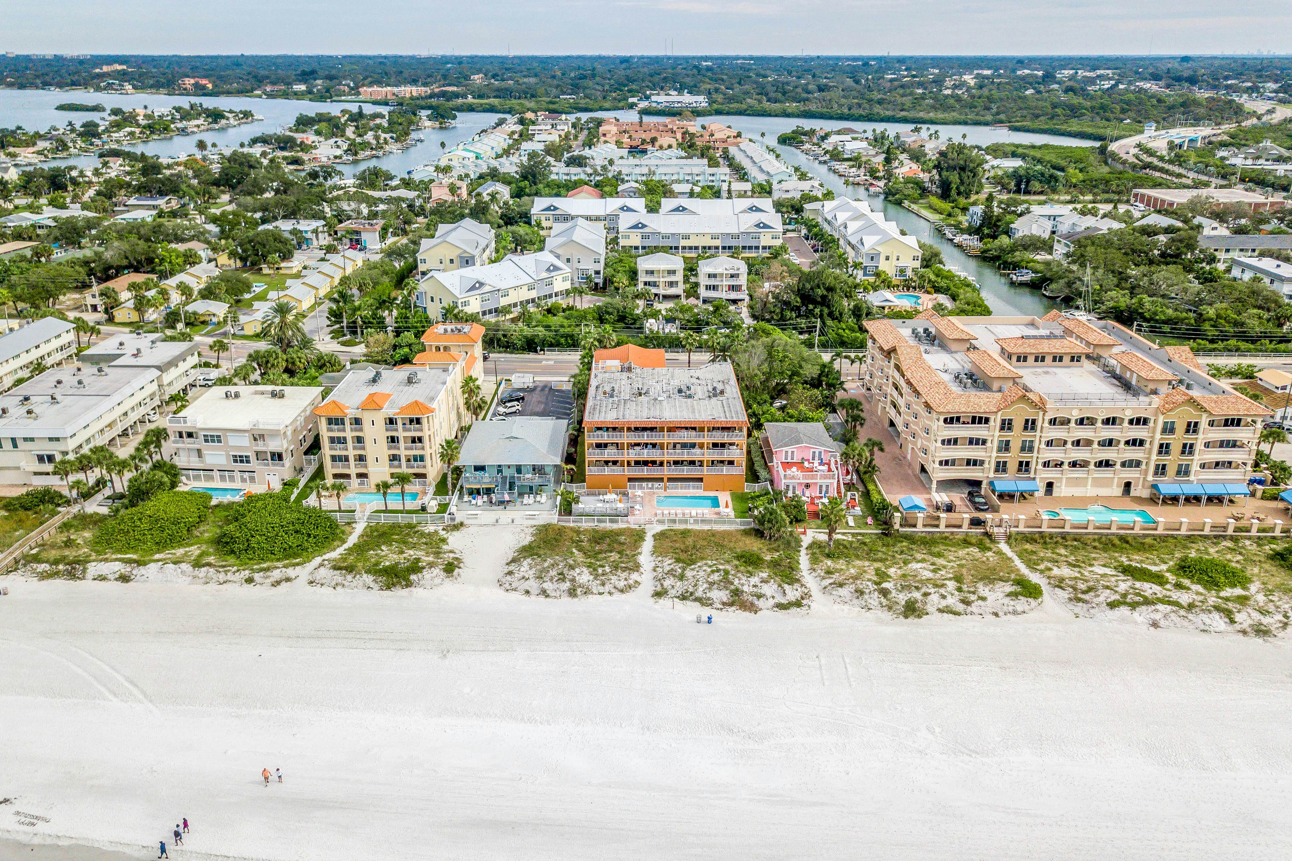 Beautiful oceanfront condo on the beach with pool & WiFi, walk to restaurants