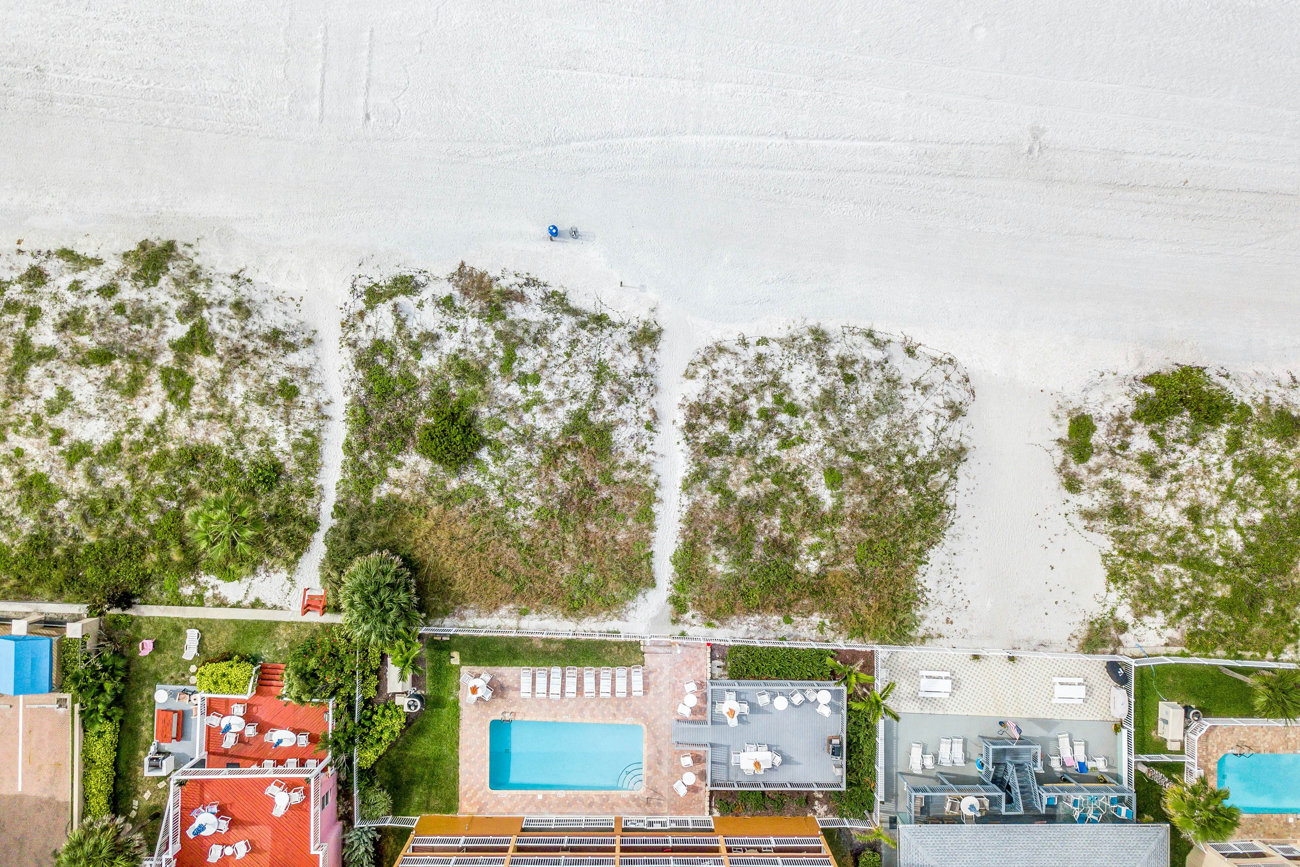 Beautiful oceanfront condo on the beach with pool & WiFi, walk to restaurants