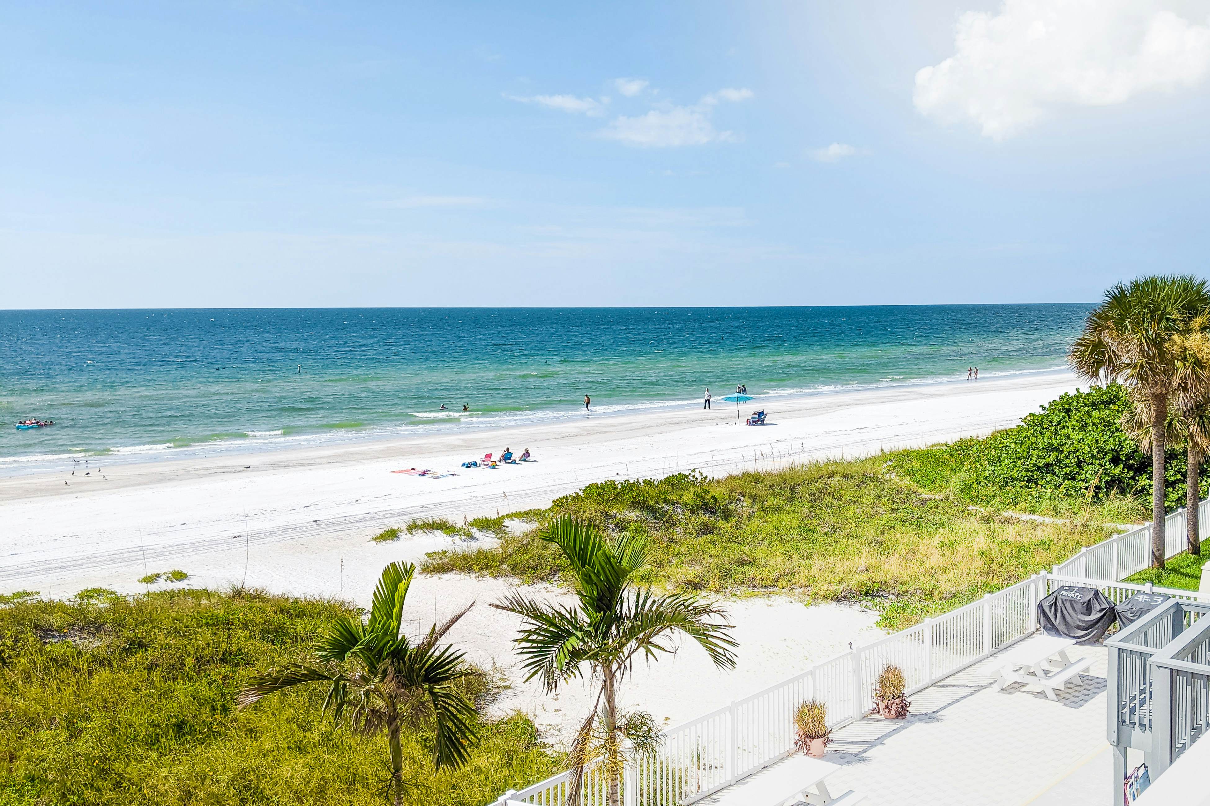 Beautiful oceanfront condo on the beach with pool & WiFi, walk to restaurants