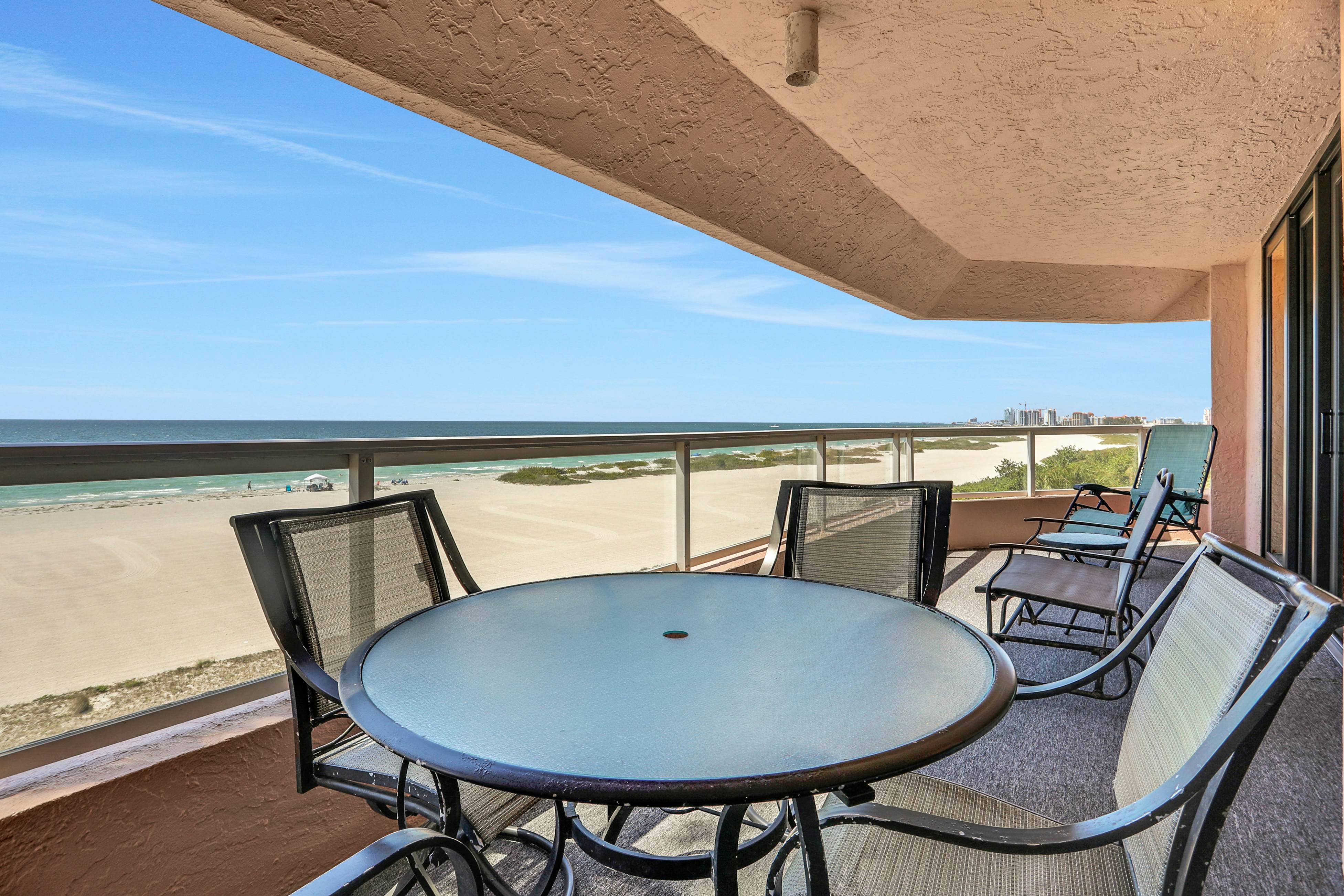 Vibrant, ocean-view condo with hot tub, tennis court, pool, W/D, balcony & grill