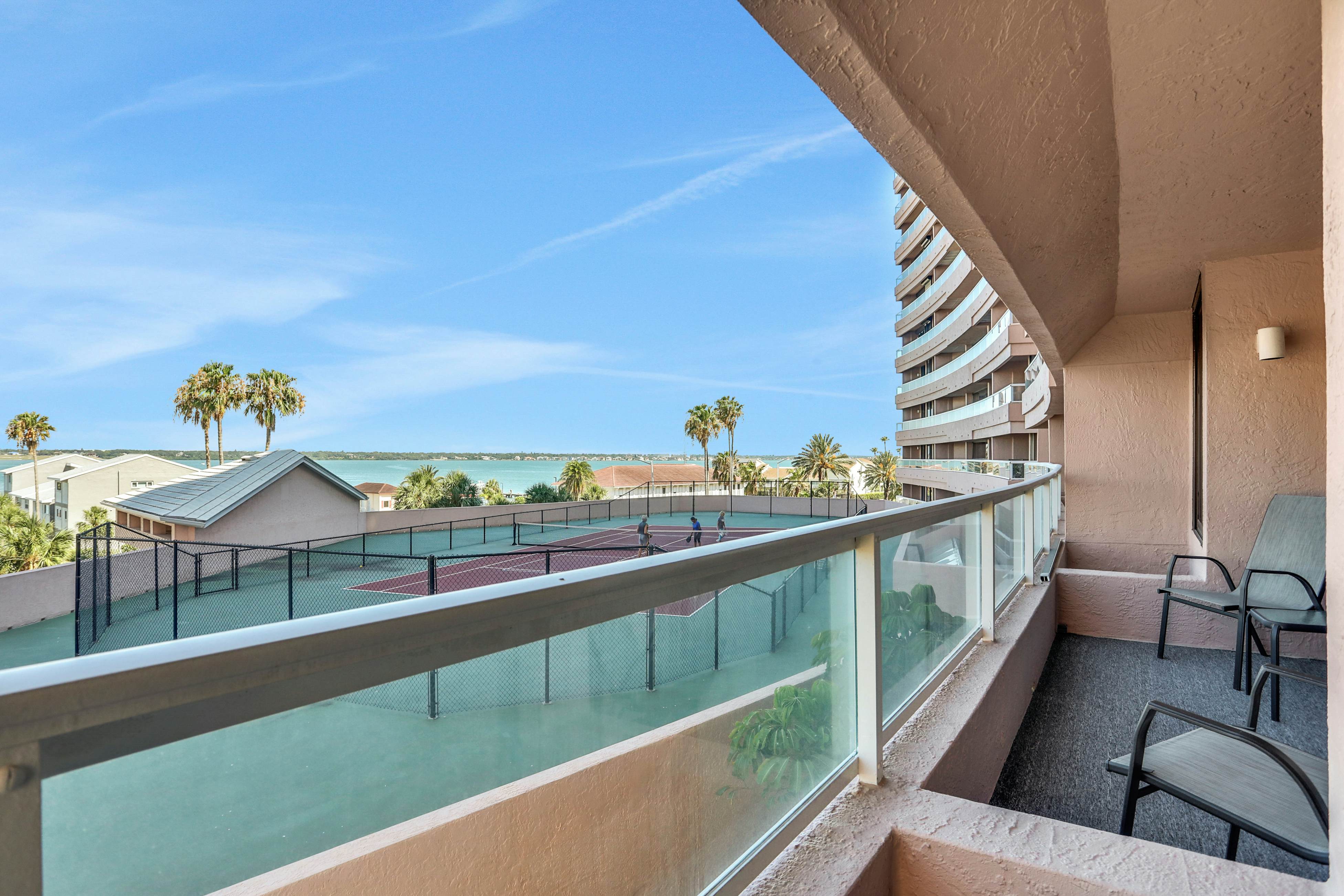 Vibrant, ocean-view condo with hot tub, tennis court, pool, W/D, balcony & grill