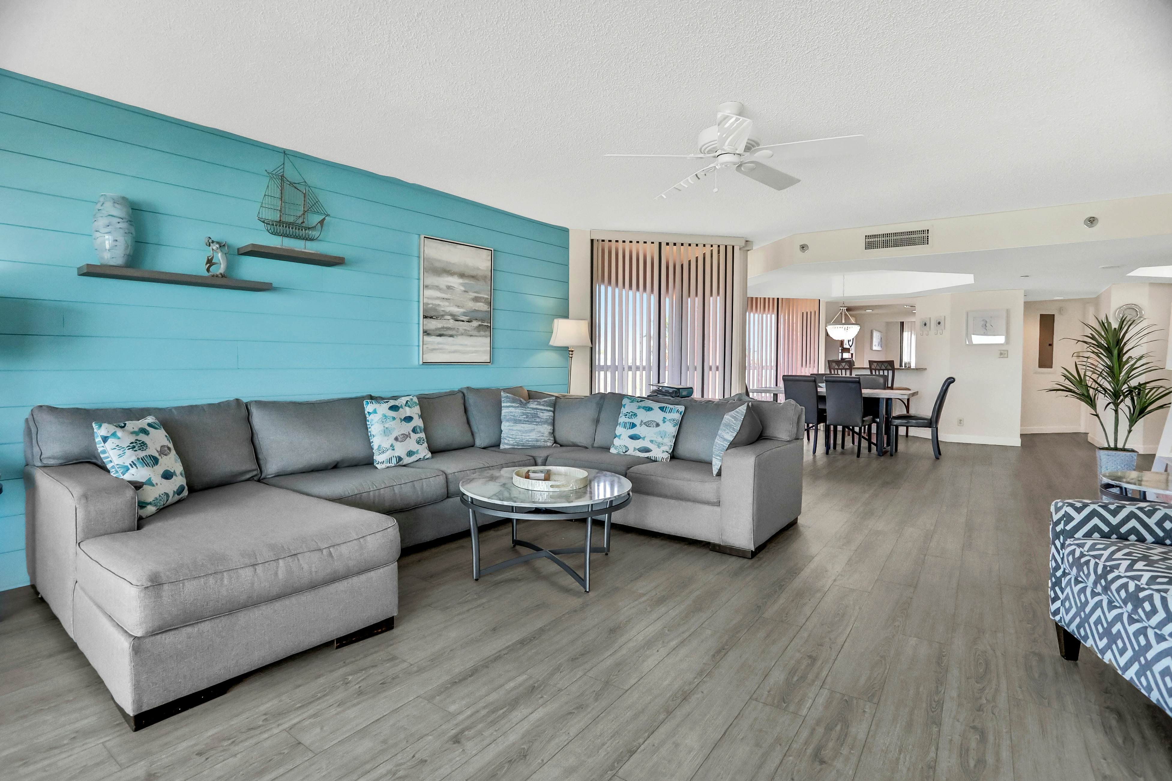 Vibrant, ocean-view condo with hot tub, tennis court, pool, W/D, balcony & grill