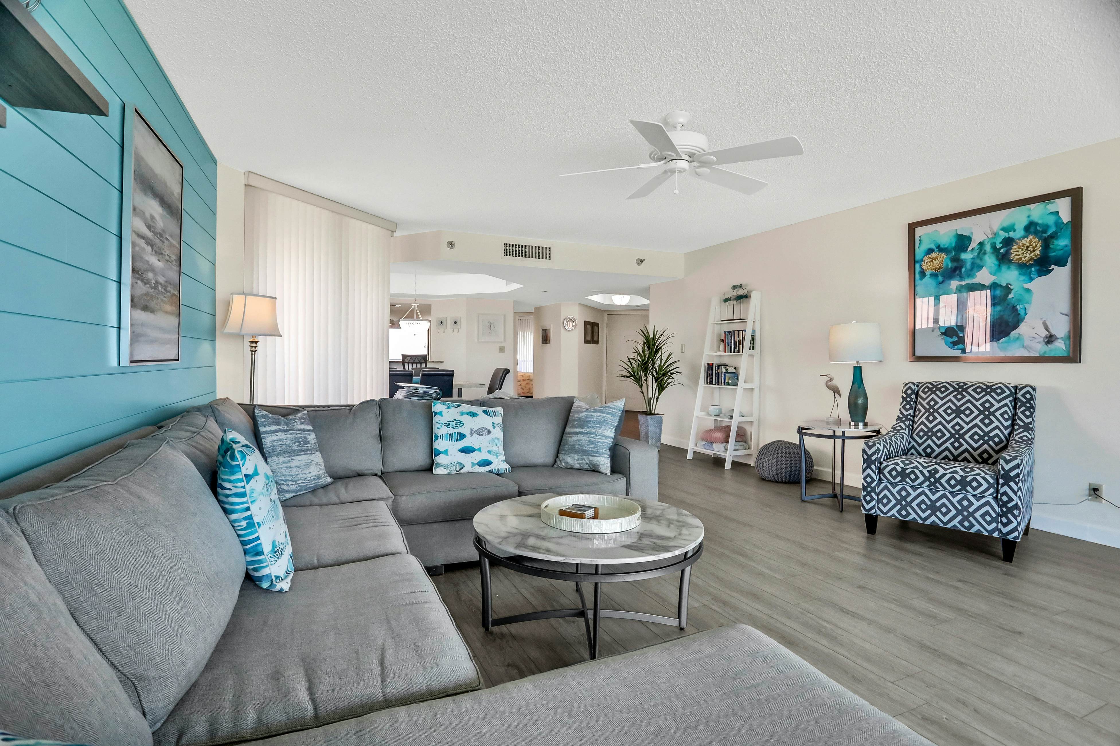Vibrant, ocean-view condo with hot tub, tennis court, pool, W/D, balcony & grill