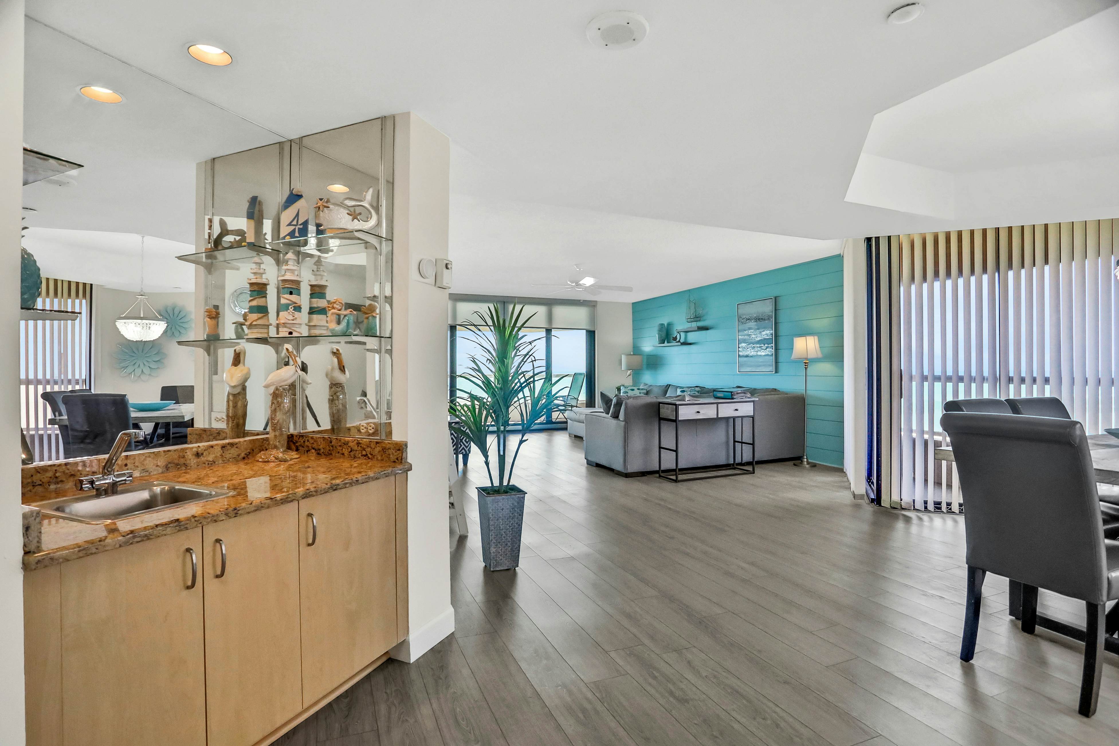 Vibrant, ocean-view condo with hot tub, tennis court, pool, W/D, balcony & grill