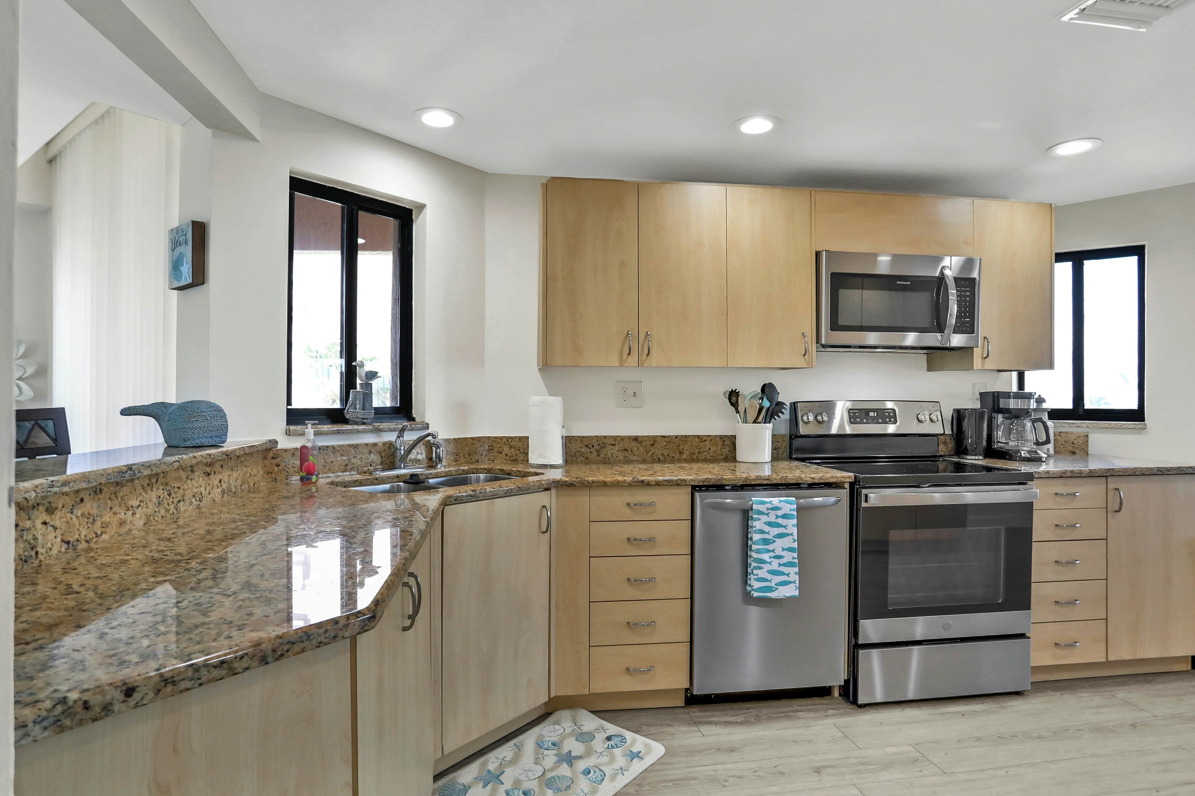 Vibrant, ocean-view condo with hot tub, tennis court, pool, W/D, balcony & grill