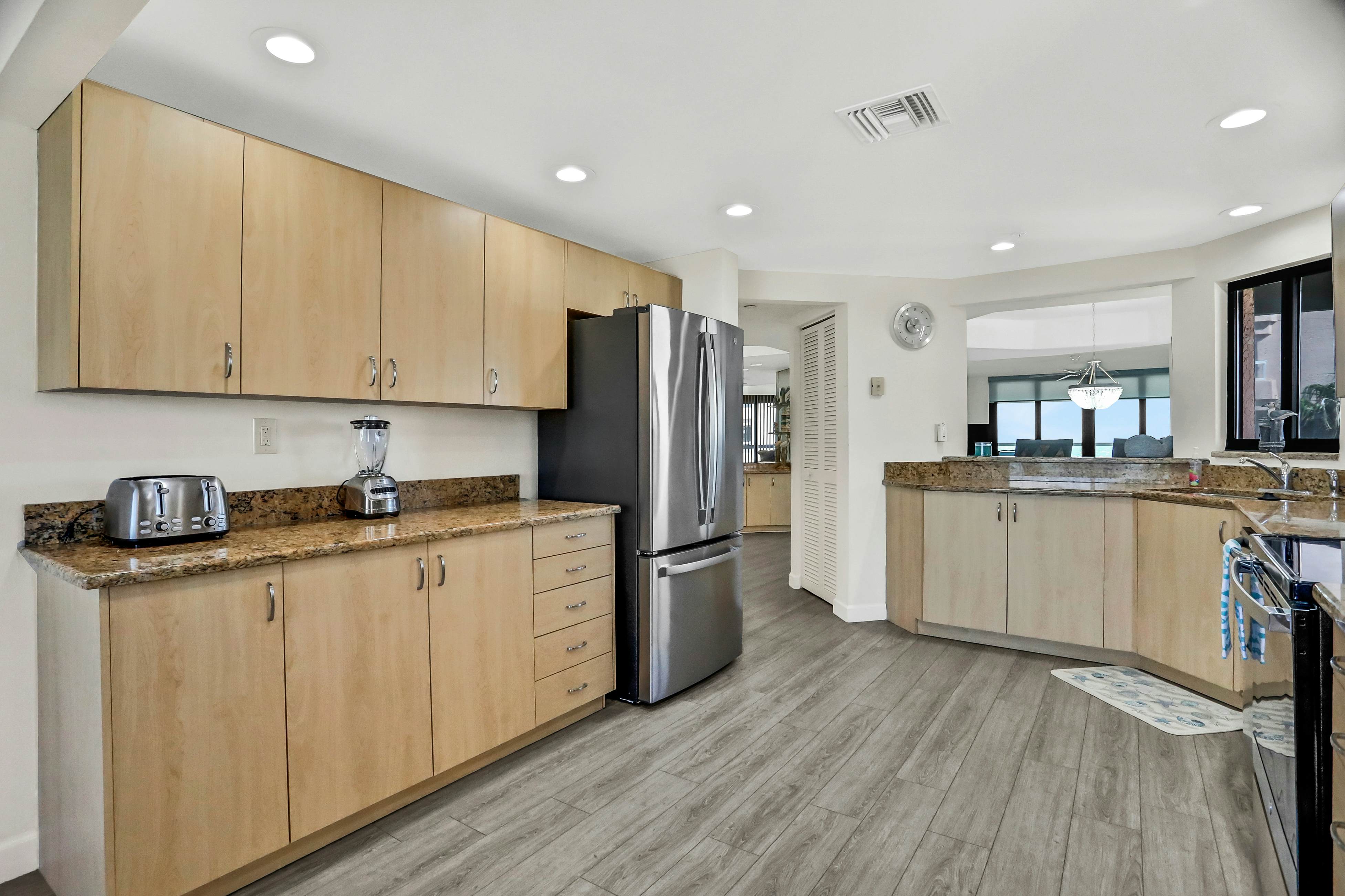 Vibrant, ocean-view condo with hot tub, tennis court, pool, W/D, balcony & grill