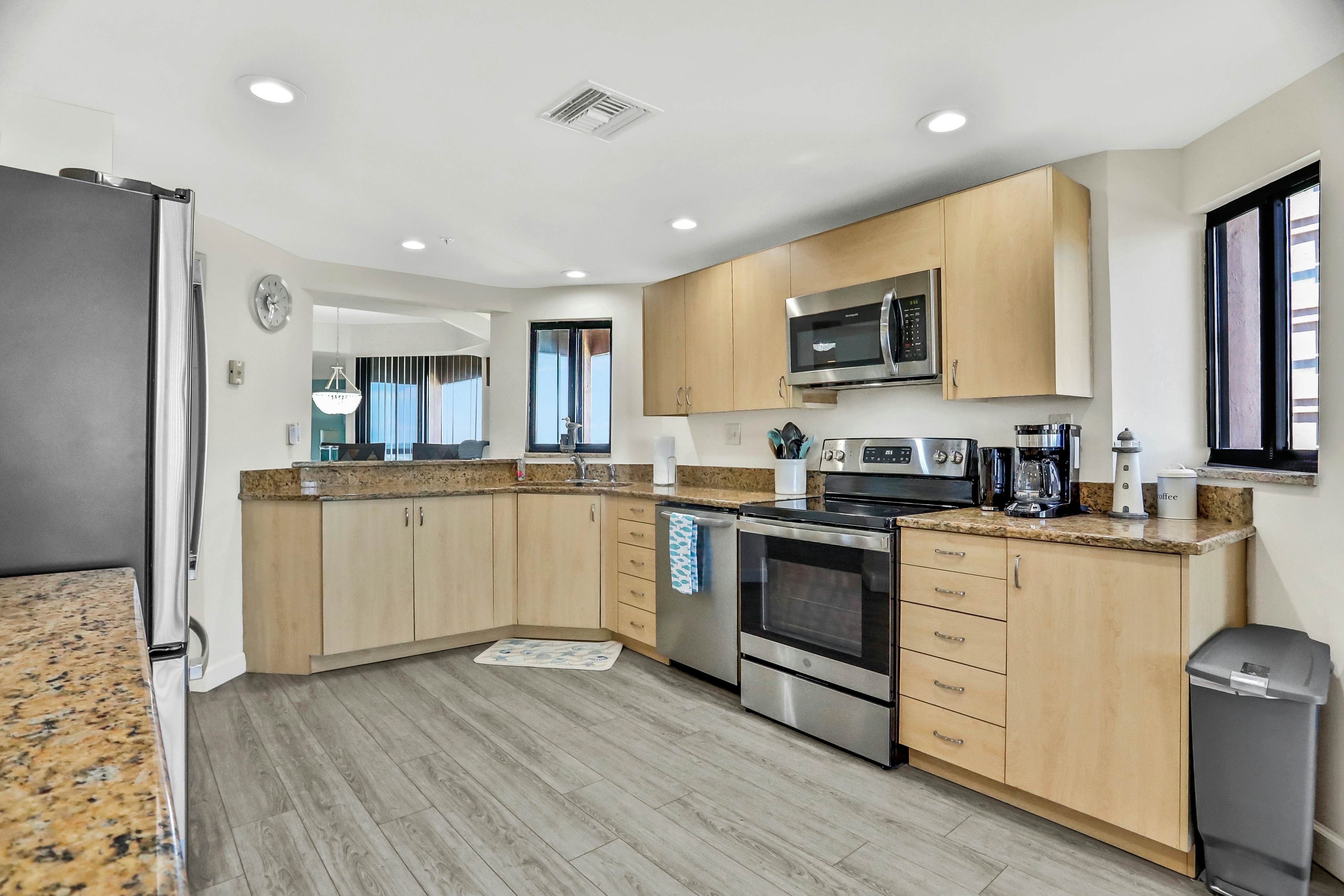 Vibrant, ocean-view condo with hot tub, tennis court, pool, W/D, balcony & grill