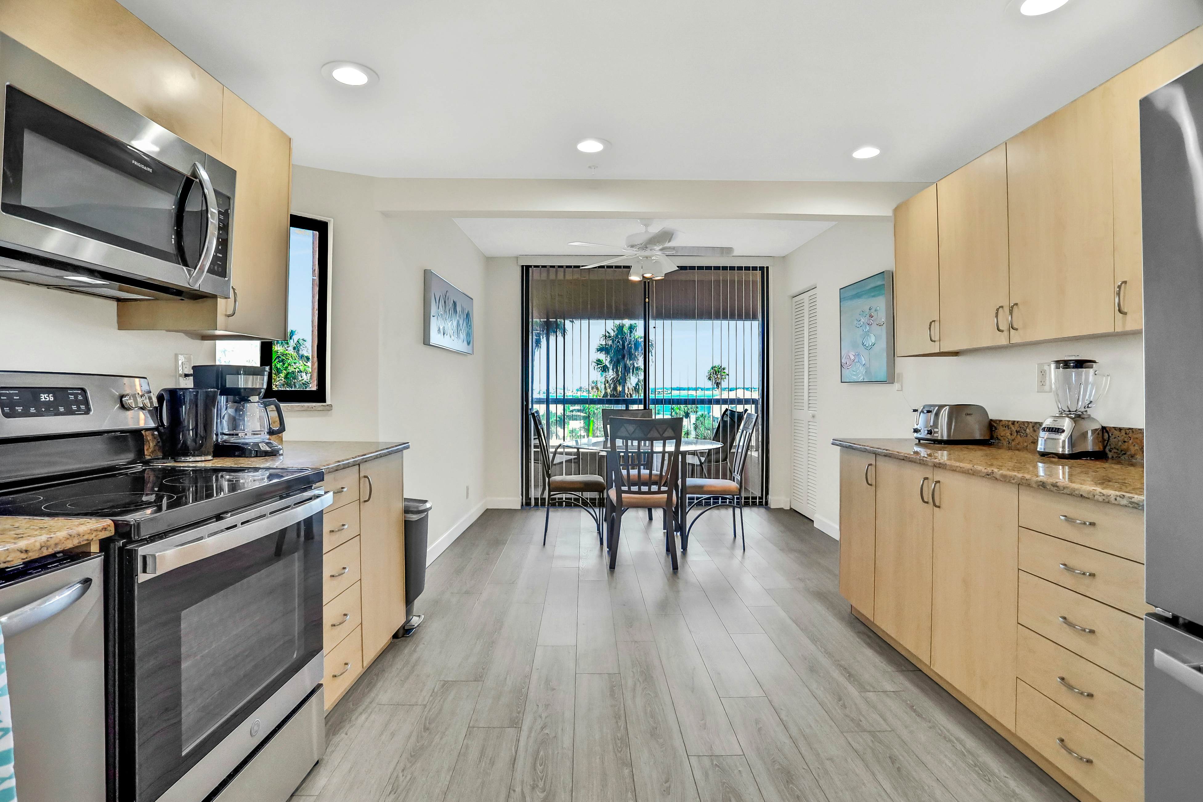 Vibrant, ocean-view condo with hot tub, tennis court, pool, W/D, balcony & grill