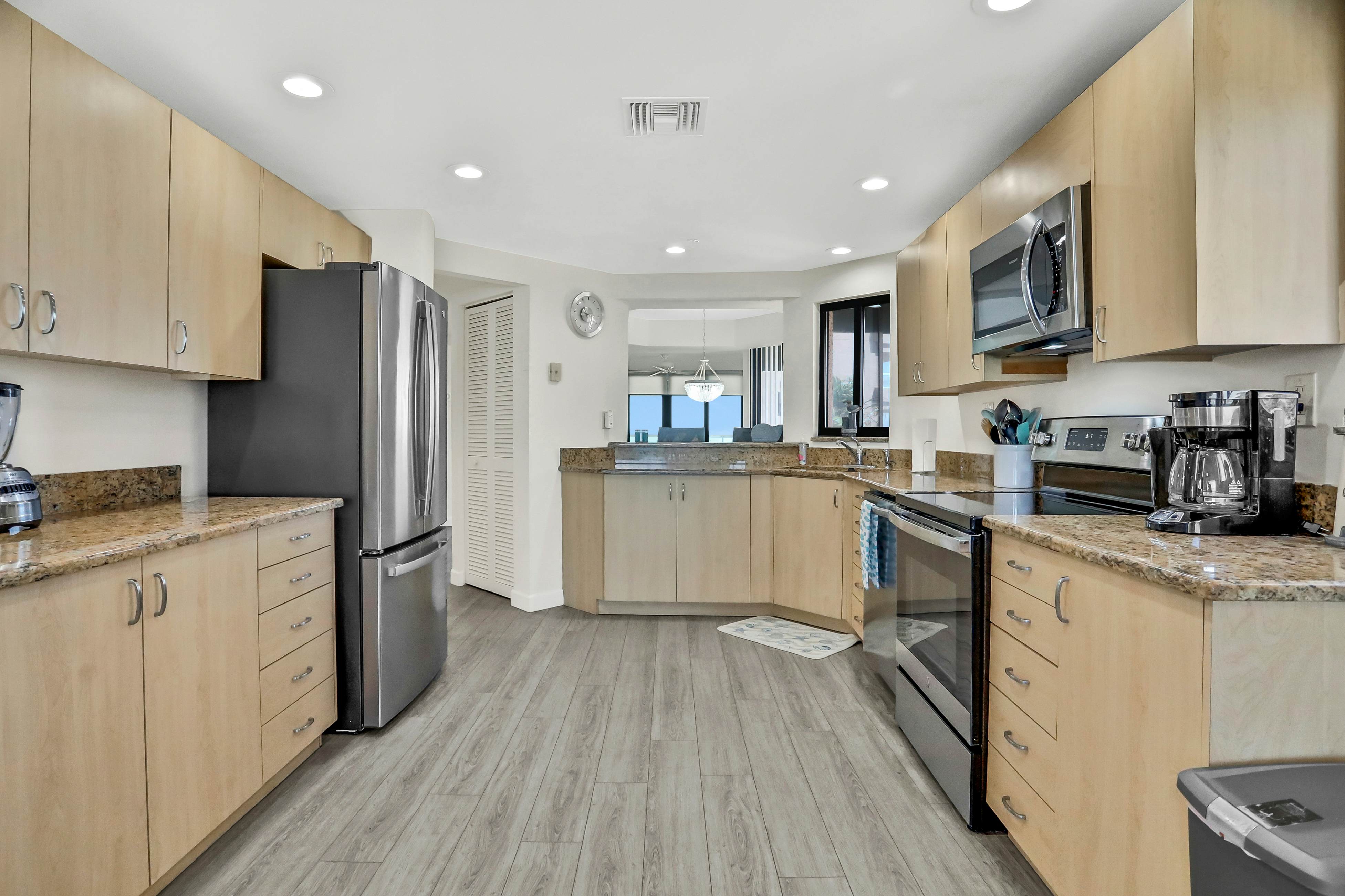 Vibrant, ocean-view condo with hot tub, tennis court, pool, W/D, balcony & grill